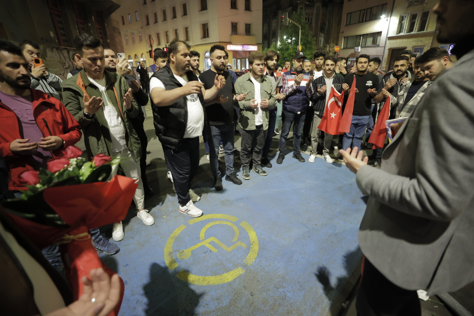 Građani iz konvoja podrške Erdoganu odali počast stradaloj doktorici u Sarajevu