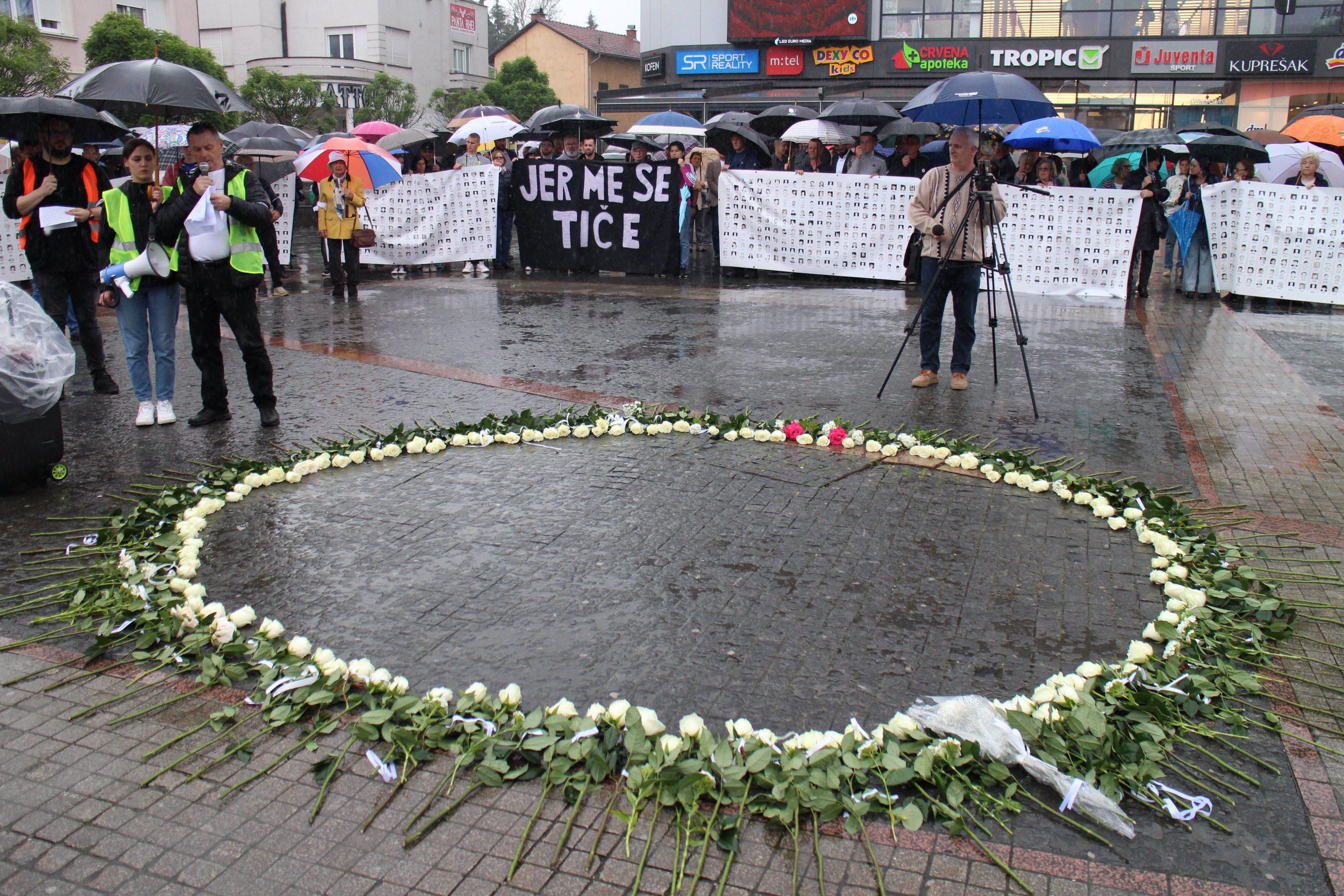 Dan bijelih traka obilježen u Prijedoru: Apel za izgradnju spomenika za 102 ubijene prijedorske djece