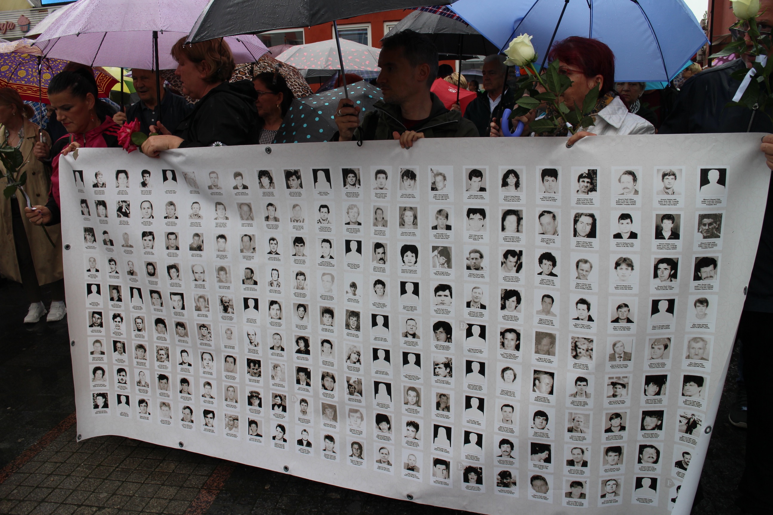 Dan bijelih traka obilježen u Prijedoru: Apel za izgradnju spomenika za 102 ubijene prijedorske djece