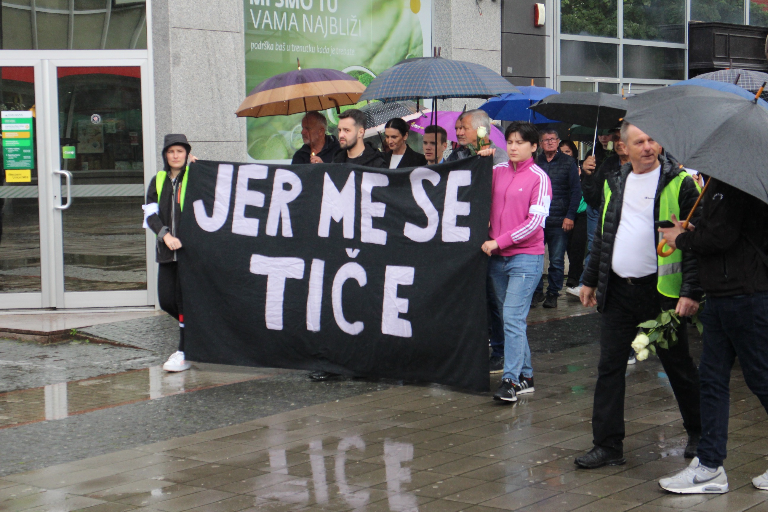 Dan bijelih traka obilježen u Prijedoru: Apel za izgradnju spomenika za 102 ubijene prijedorske djece