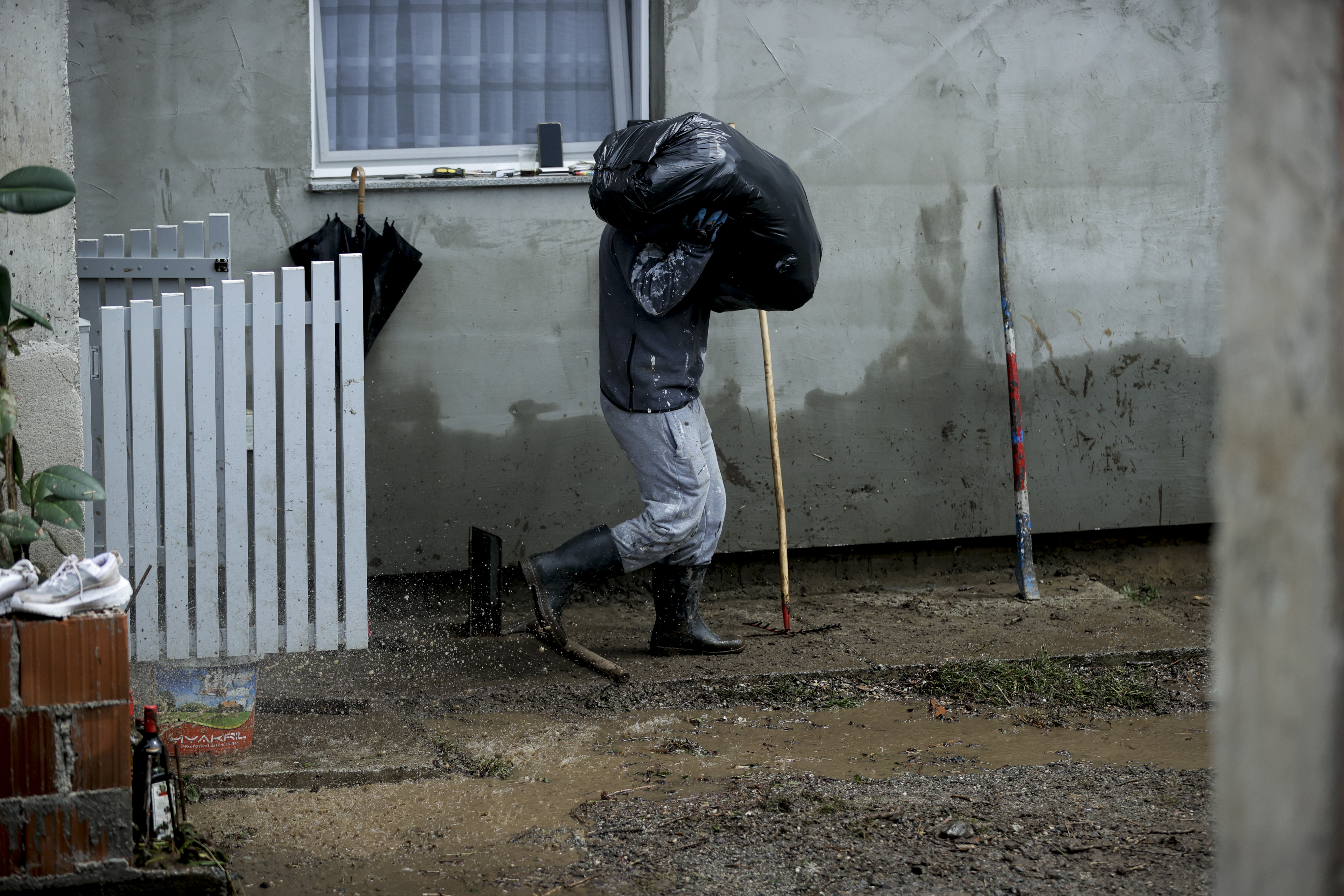 Velika šteta od poplava u Tesliću: Mještani čiste poplavljene kuće, puteve i dvorišta