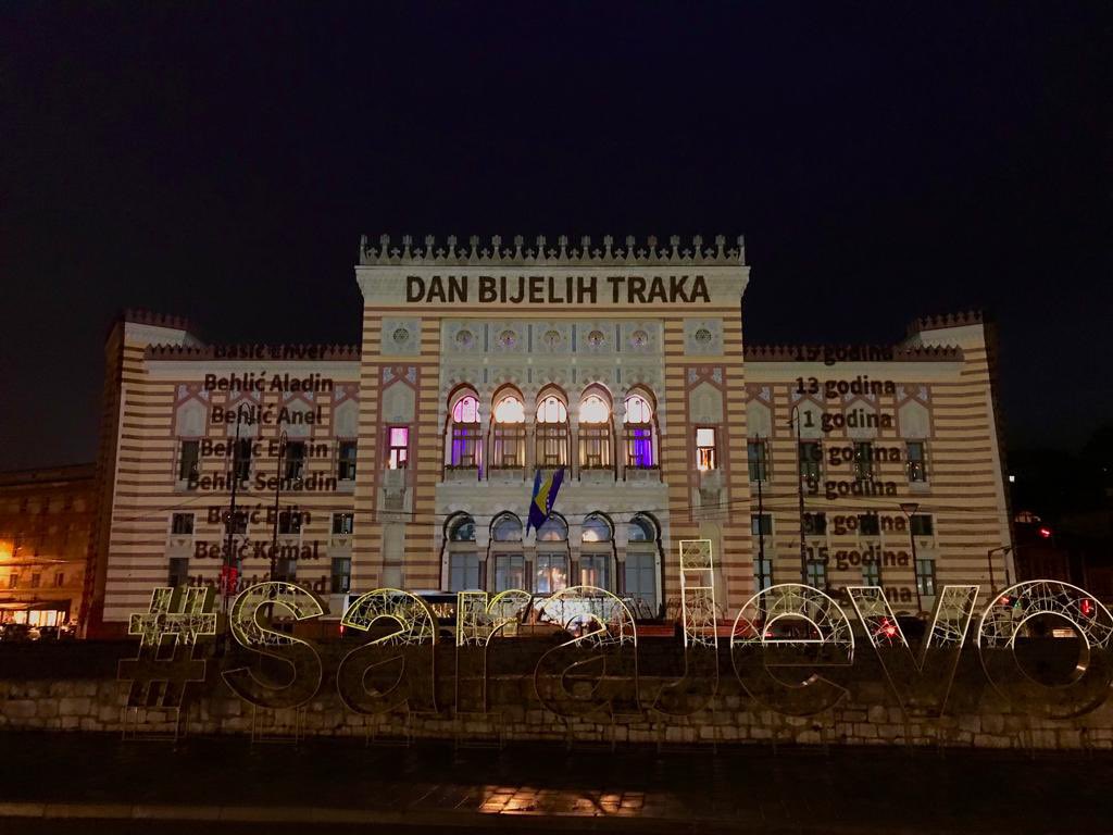 Dan bijelih traka: Na sarajevskoj Vijećnici ispisana imena i prezimena ubijene djece Prijedora