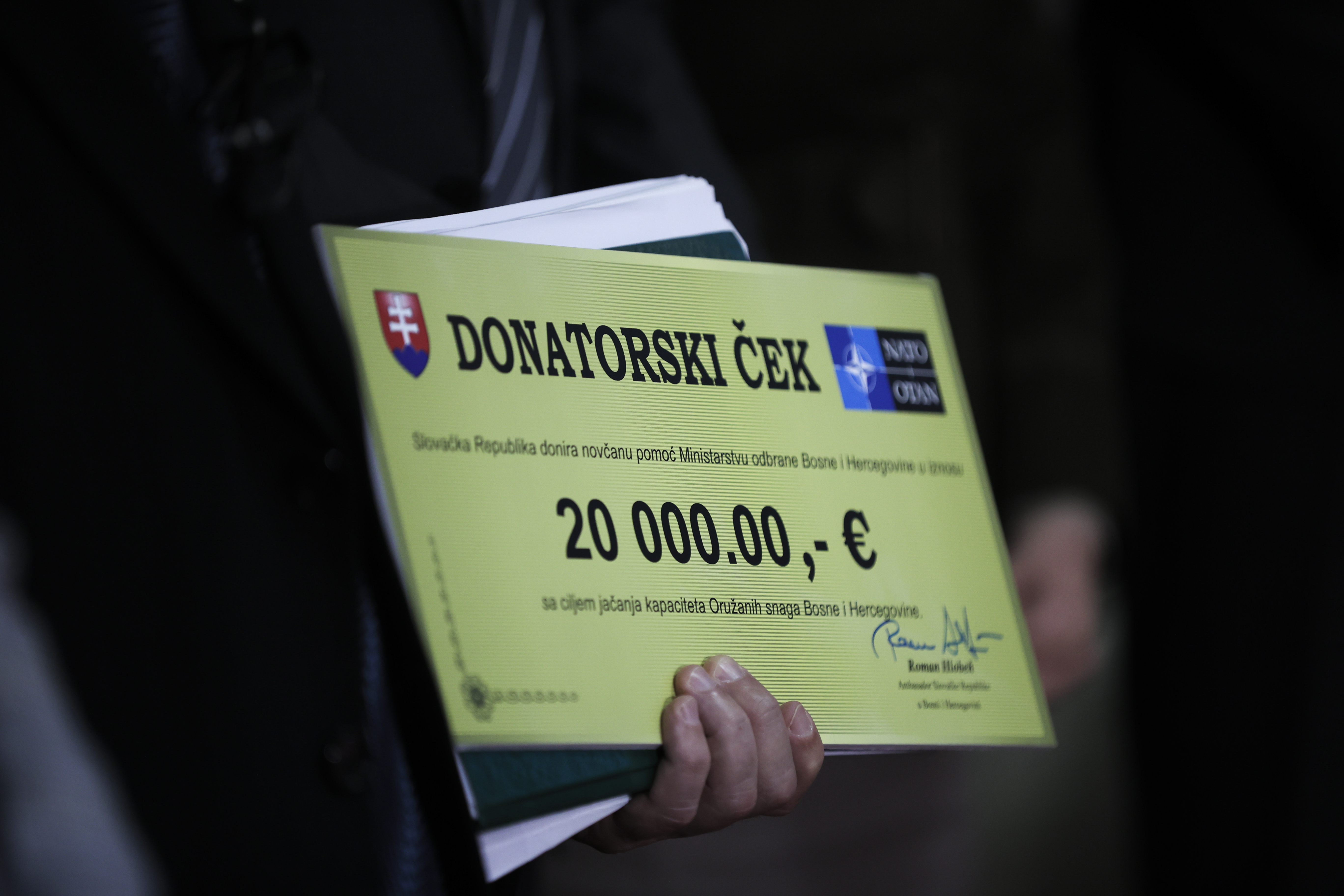 Jačanje odbrambenih kapaciteta: BiH uručen donatorski ček u okviru NATO paketa podrške