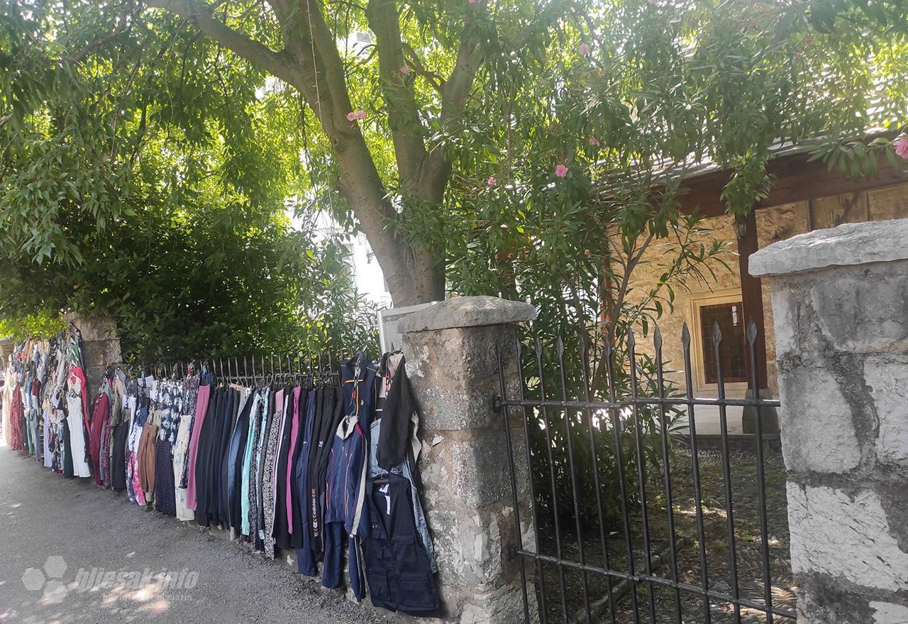 prodaja-odjece-na-ogradi-dzamije