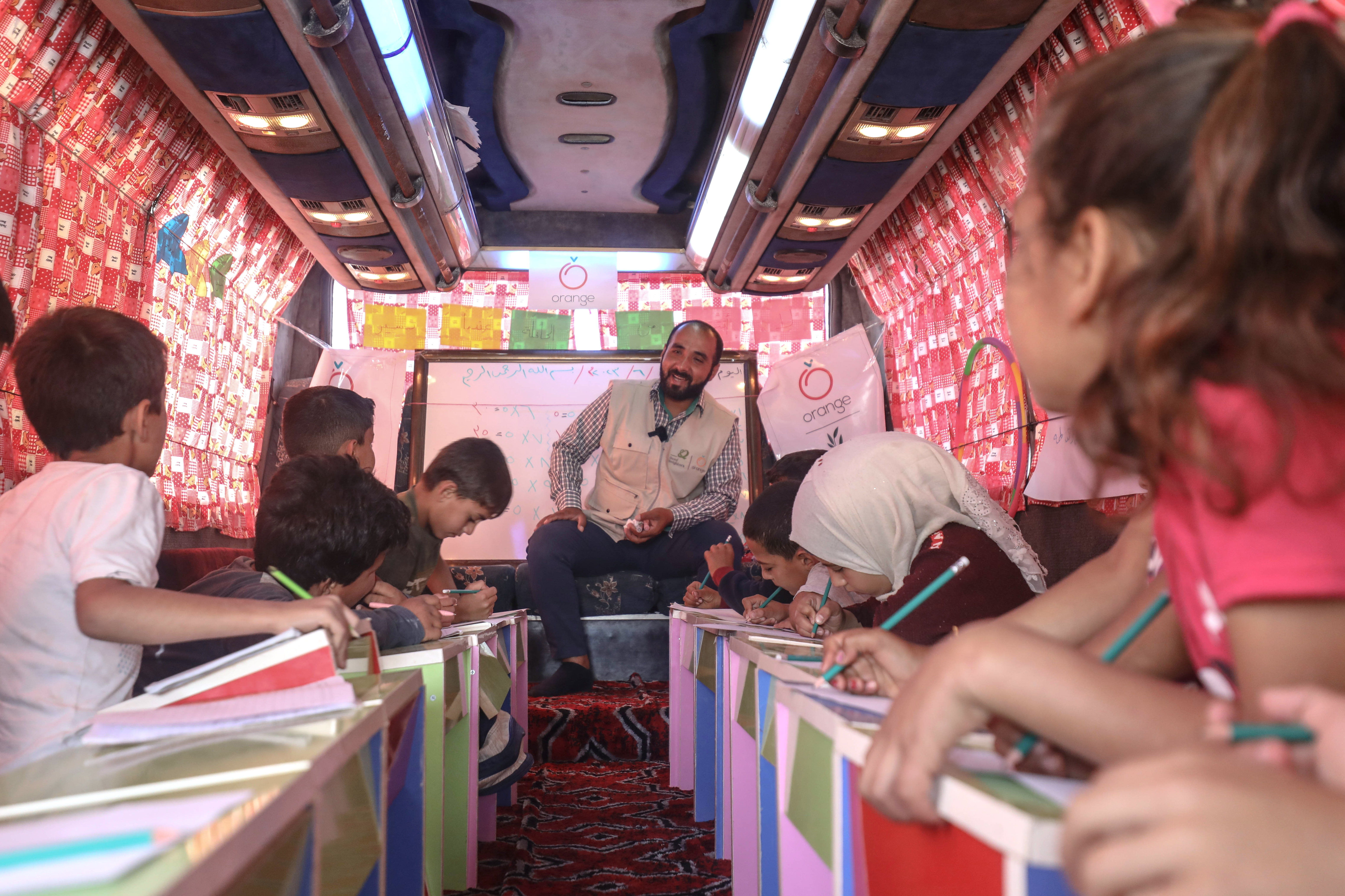 Djeca, žrtve zemljotresa u Siriji nastavljaju školovanje u autobusima pretvorenim u učionice