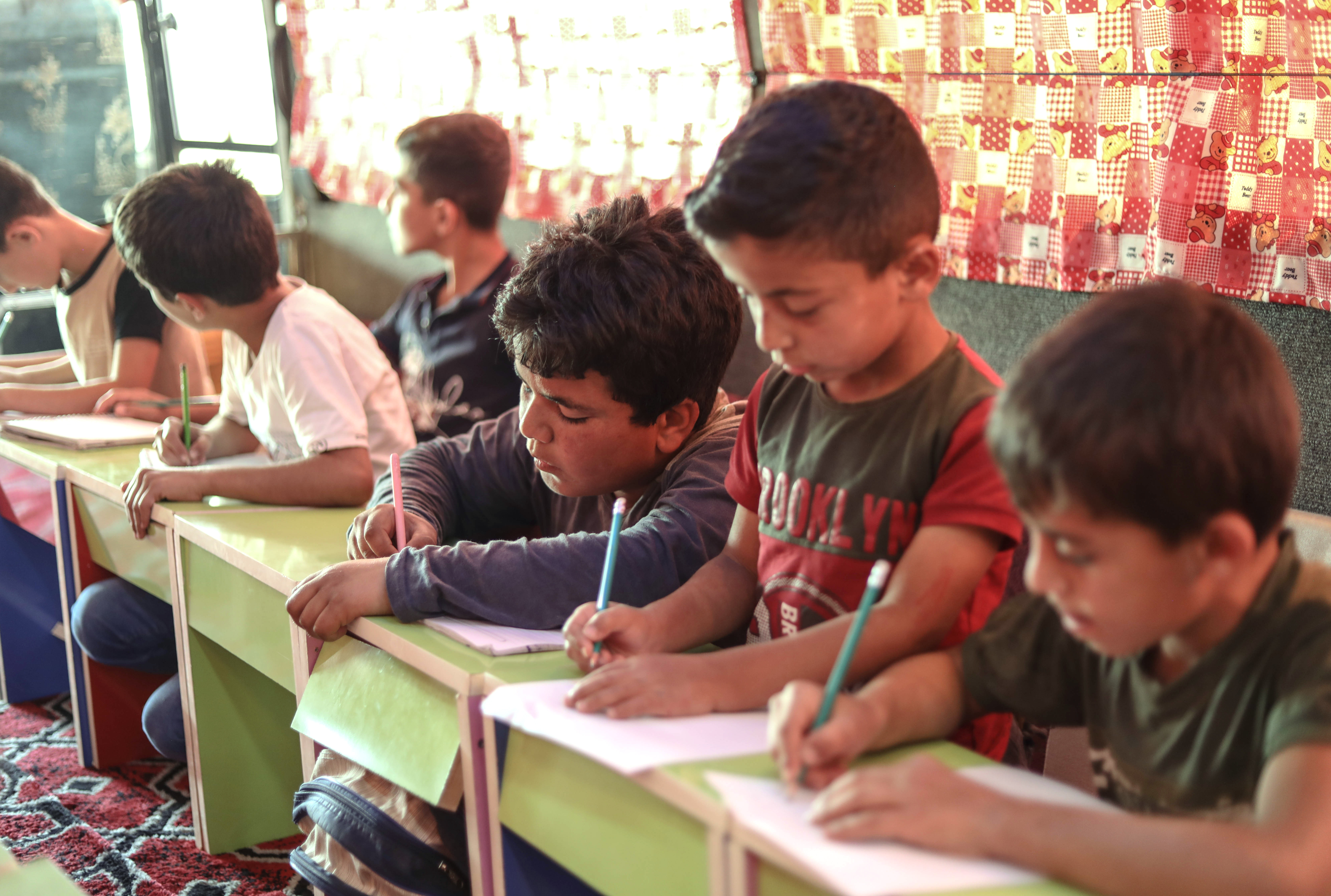 Djeca, žrtve zemljotresa u Siriji nastavljaju školovanje u autobusima pretvorenim u učionice