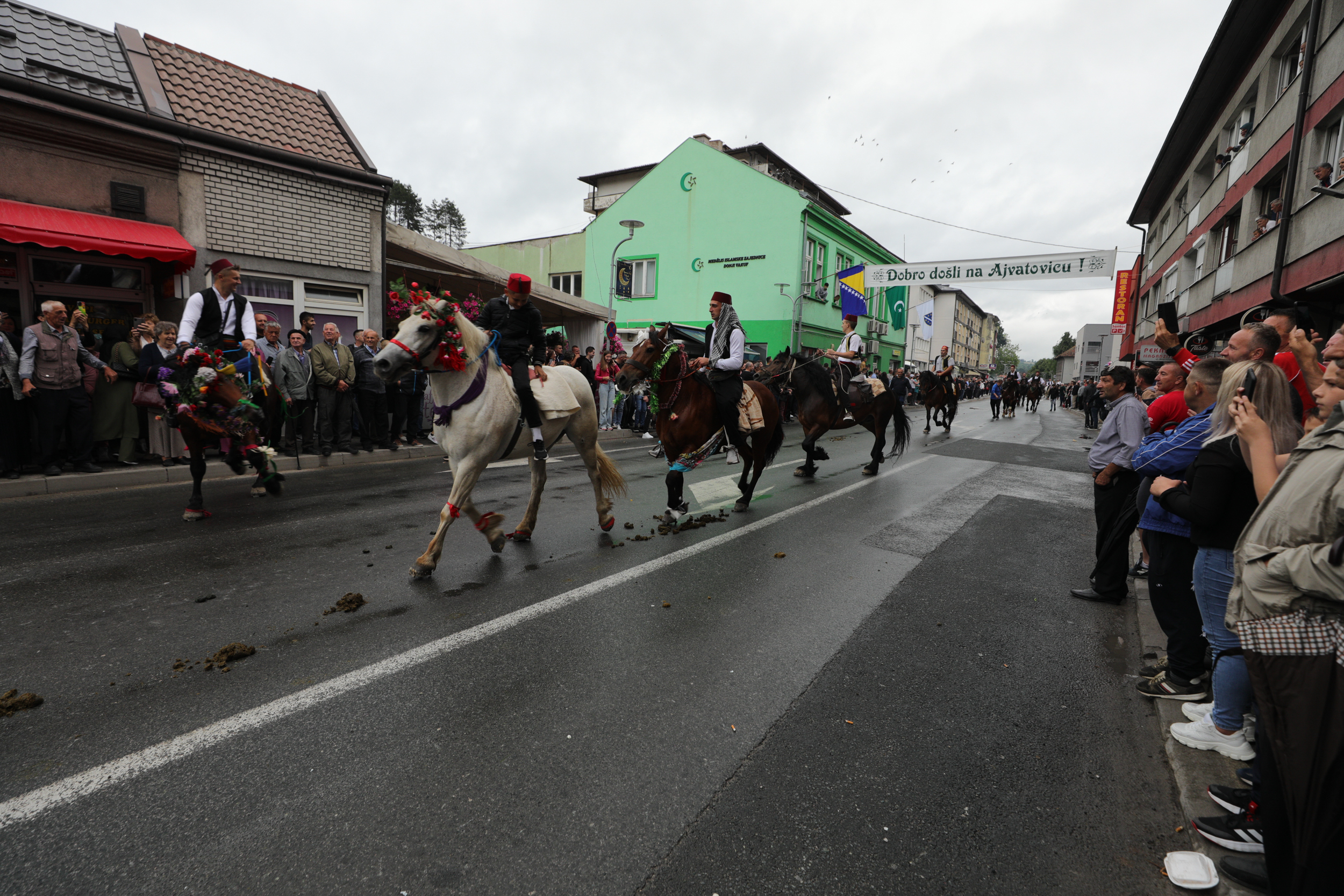 "513. dani Ajvatovice": Građani aplauzom ispratili defile konjanika i orkestar "Mehter" kroz Donji Vakuf