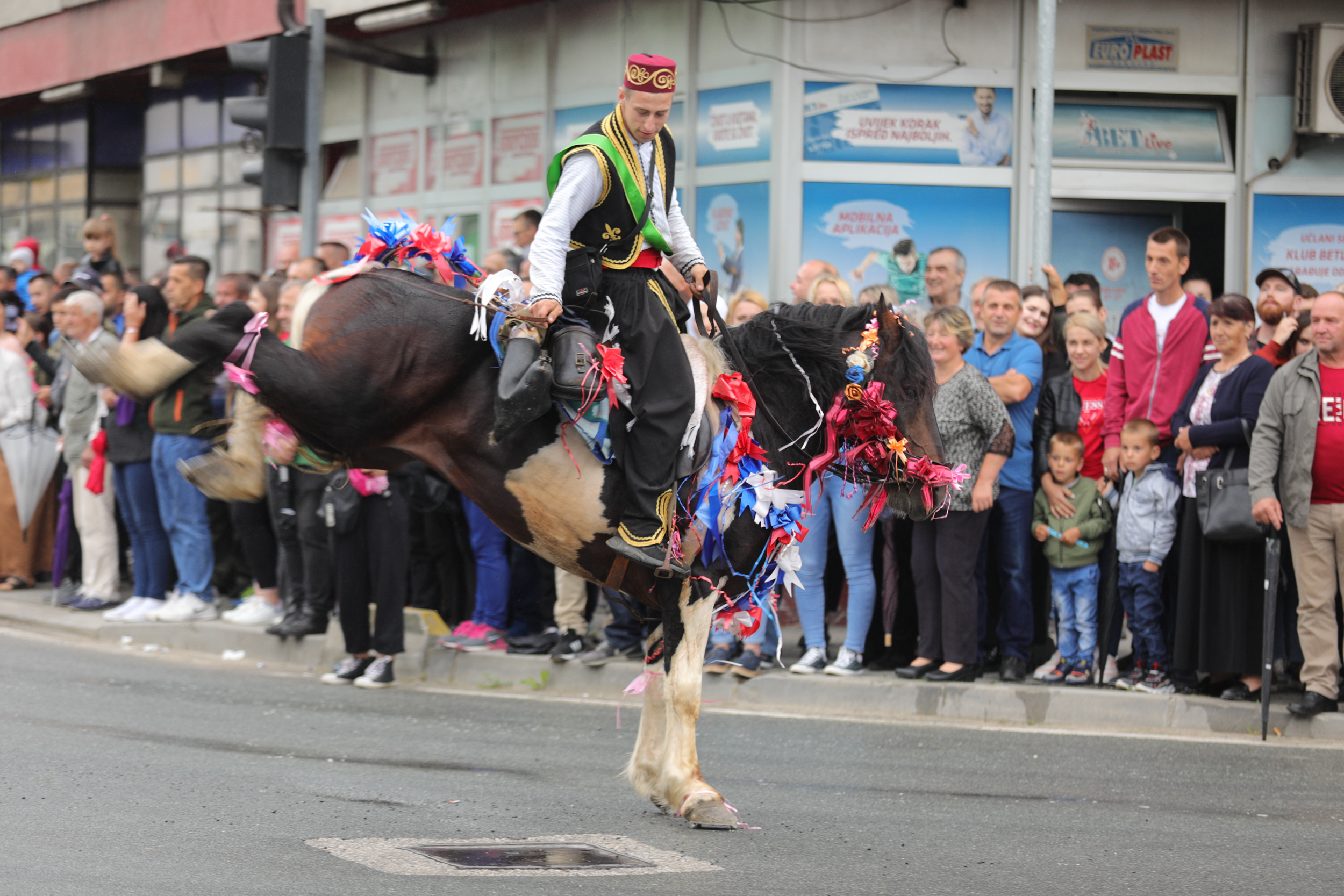 "513. dani Ajvatovice": Građani aplauzom ispratili defile konjanika i orkestar "Mehter" kroz Donji Vakuf