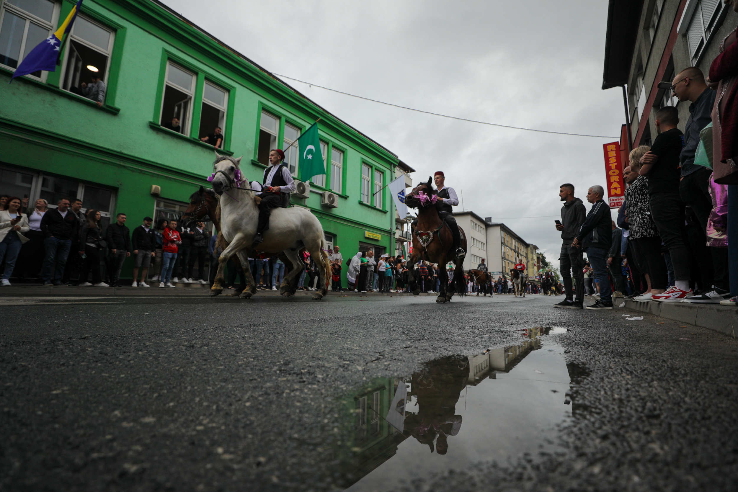 "513. dani Ajvatovice": Građani aplauzom ispratili defile konjanika i orkestar "Mehter" kroz Donji Vakuf