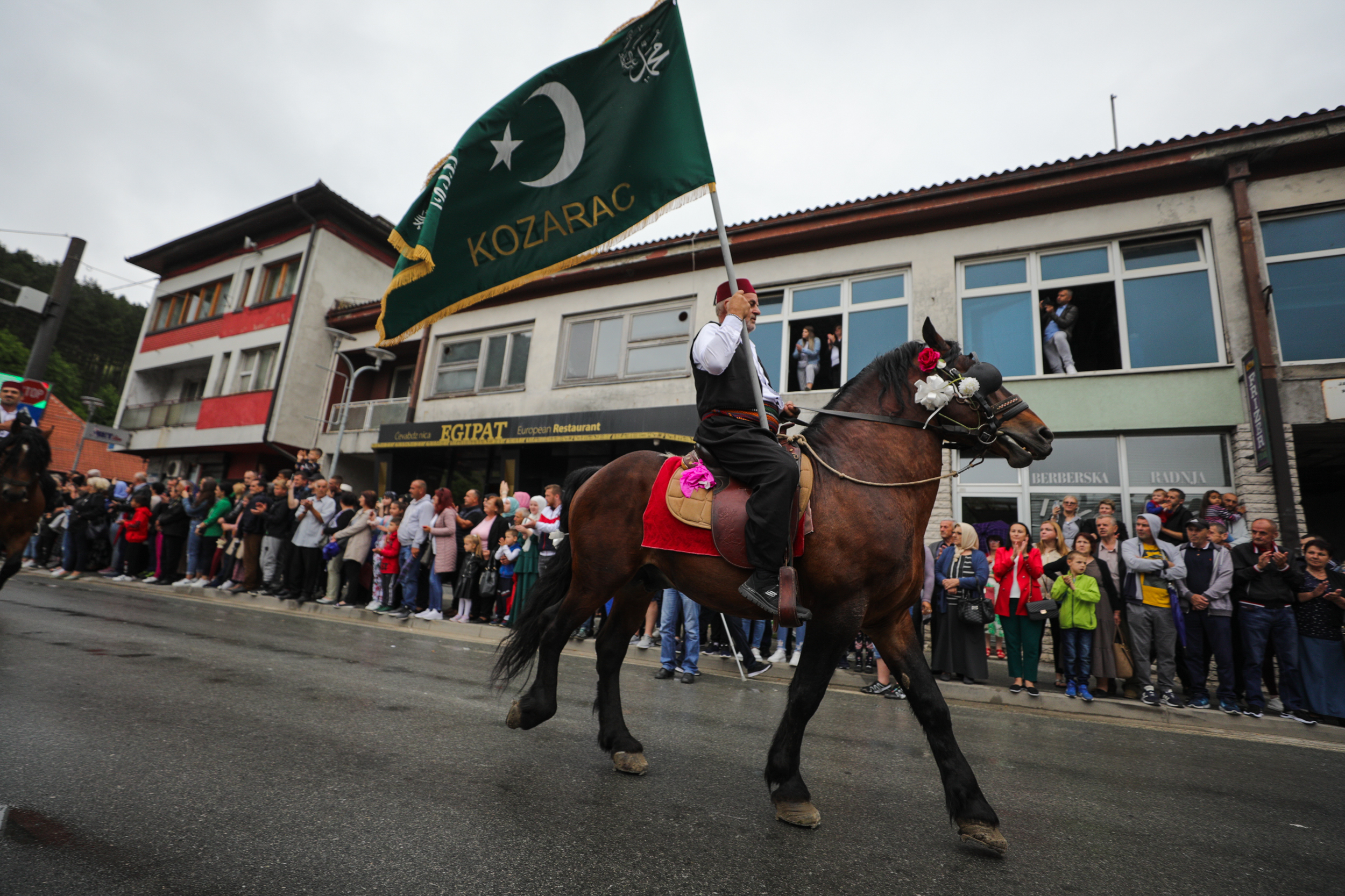 "513. dani Ajvatovice": Građani aplauzom ispratili defile konjanika i orkestar "Mehter" kroz Donji Vakuf