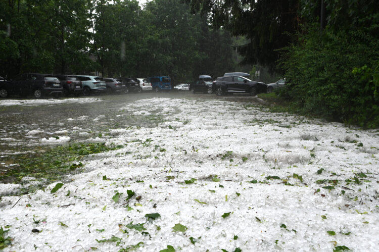 Toča Bled parkirišče avtomobili