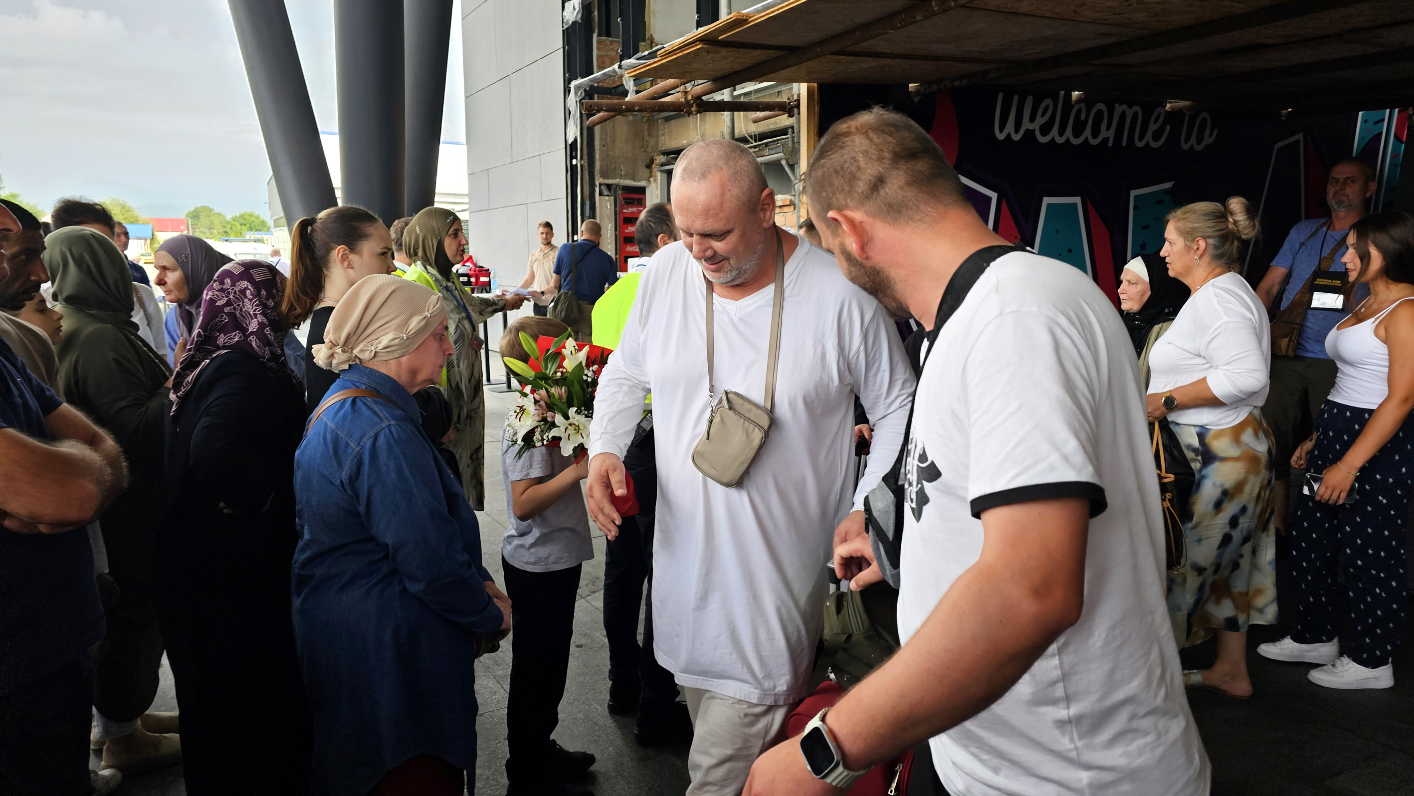 Nana Fata Orlović stigla s prvim hadžijama u BiH: Danas sam se ponovo rodila, ovo sam čekala 25 godina