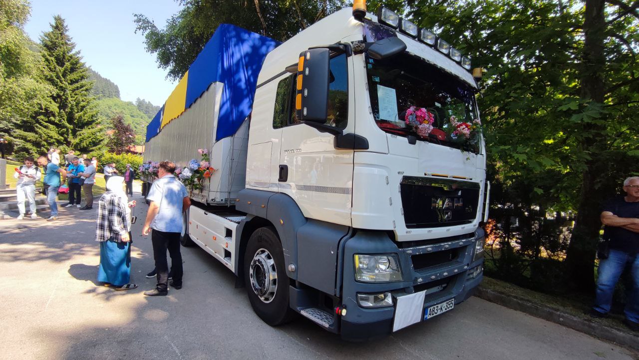 Ispraćaj tužne kolone s tabutima žrtava genocida u Srebrenici iz Visokog