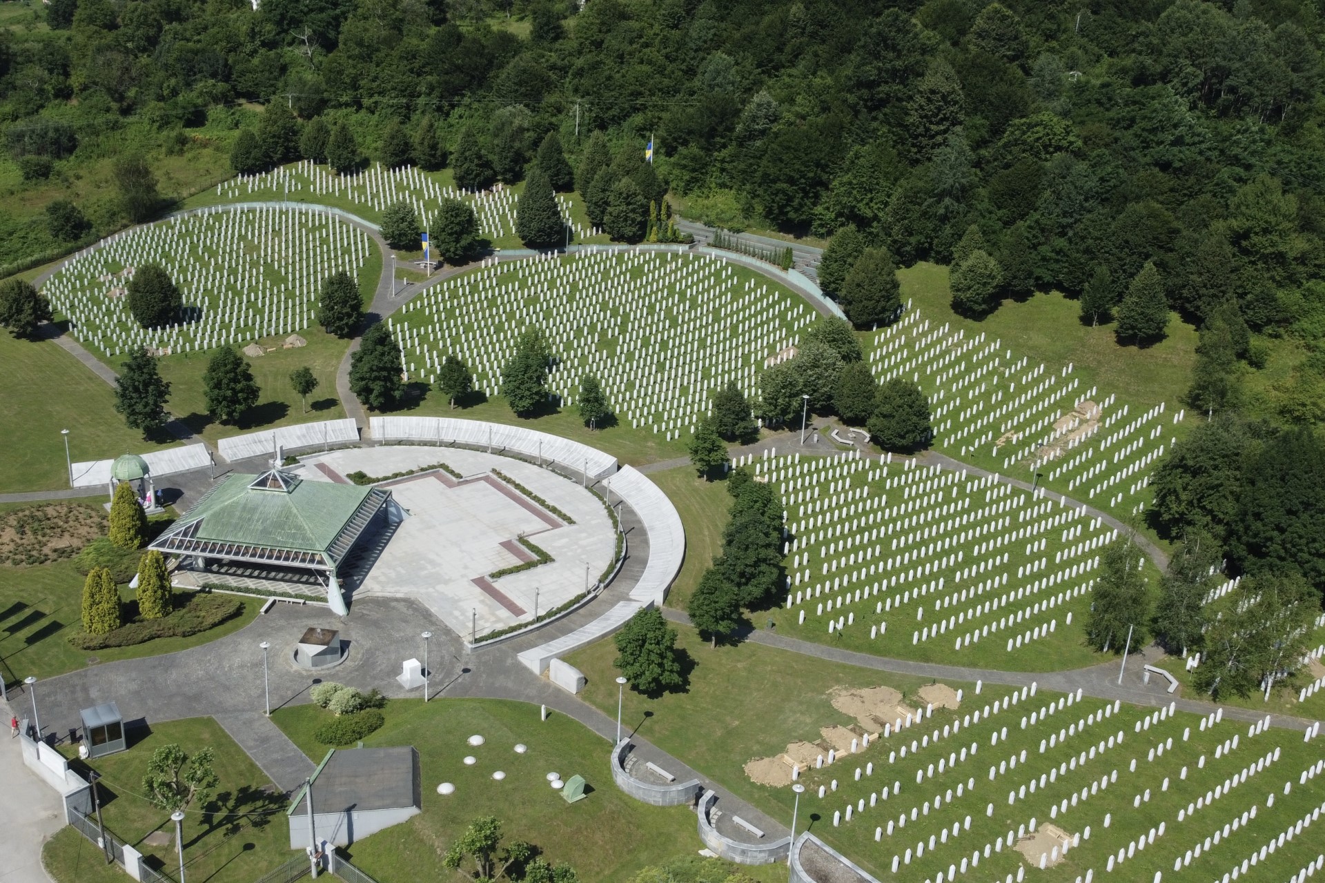 POTOČARI MEZARJE TABUTI