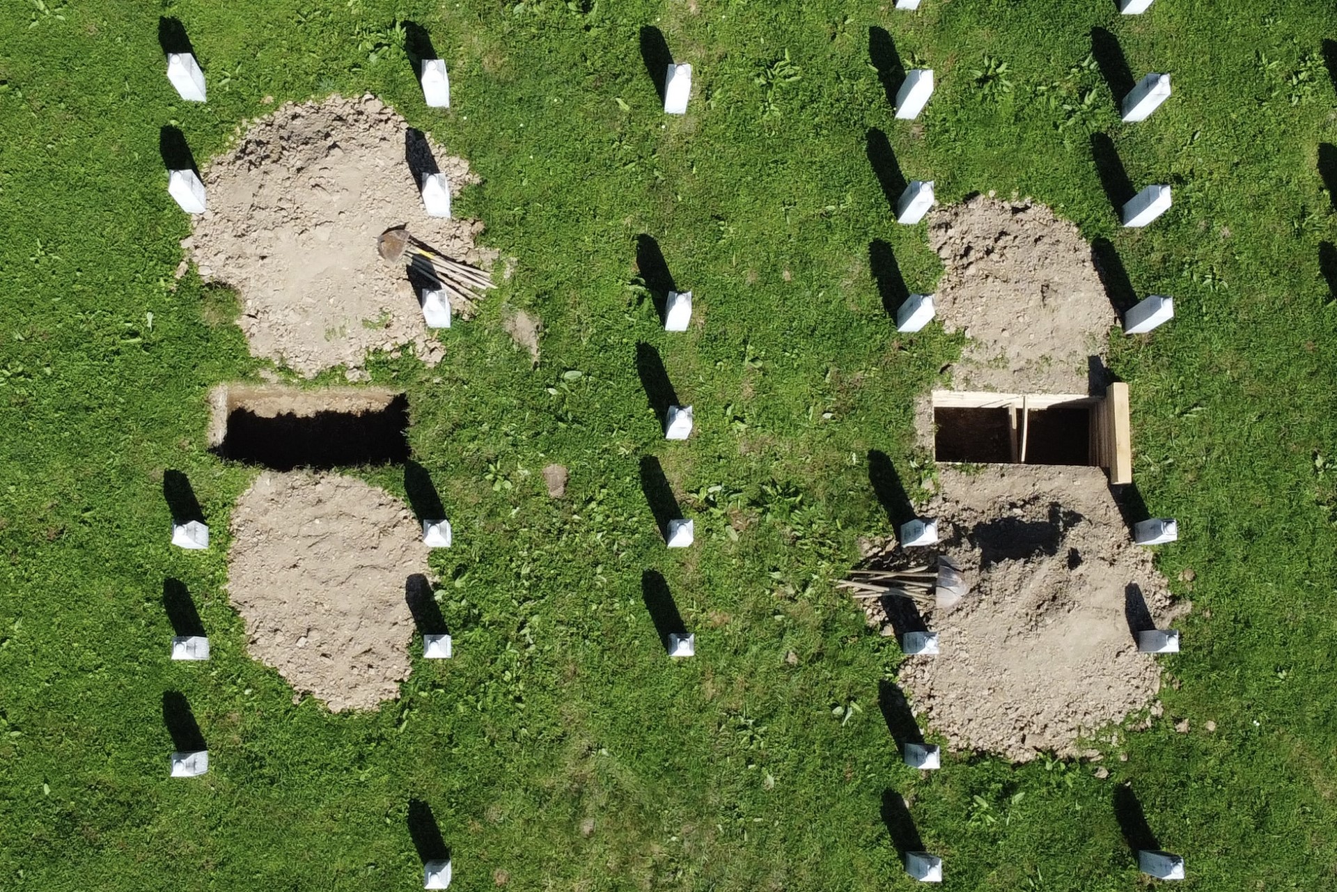 POTOČARI MEZARJE TABUTI