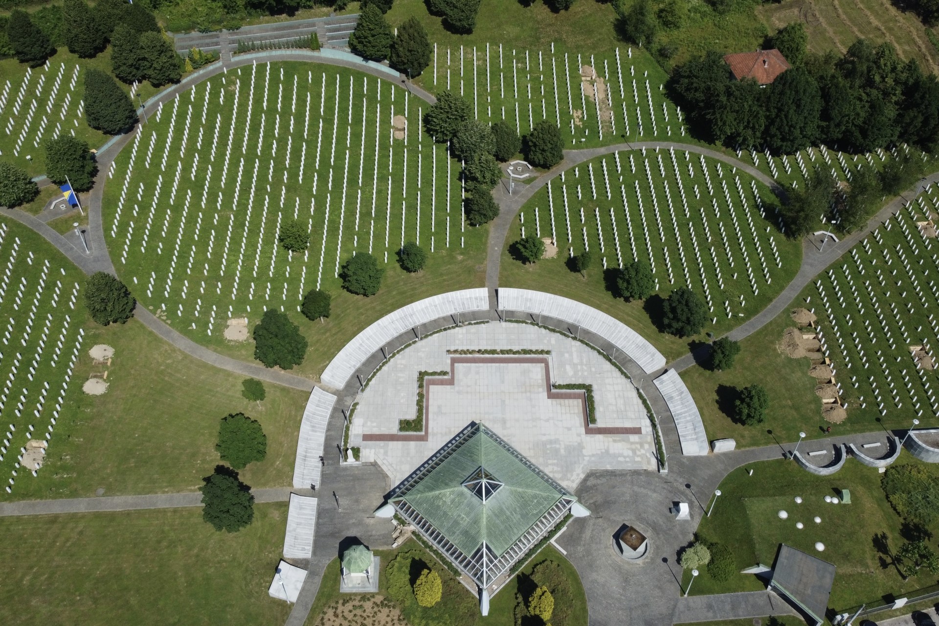 POTOČARI MEZARJE TABUTI