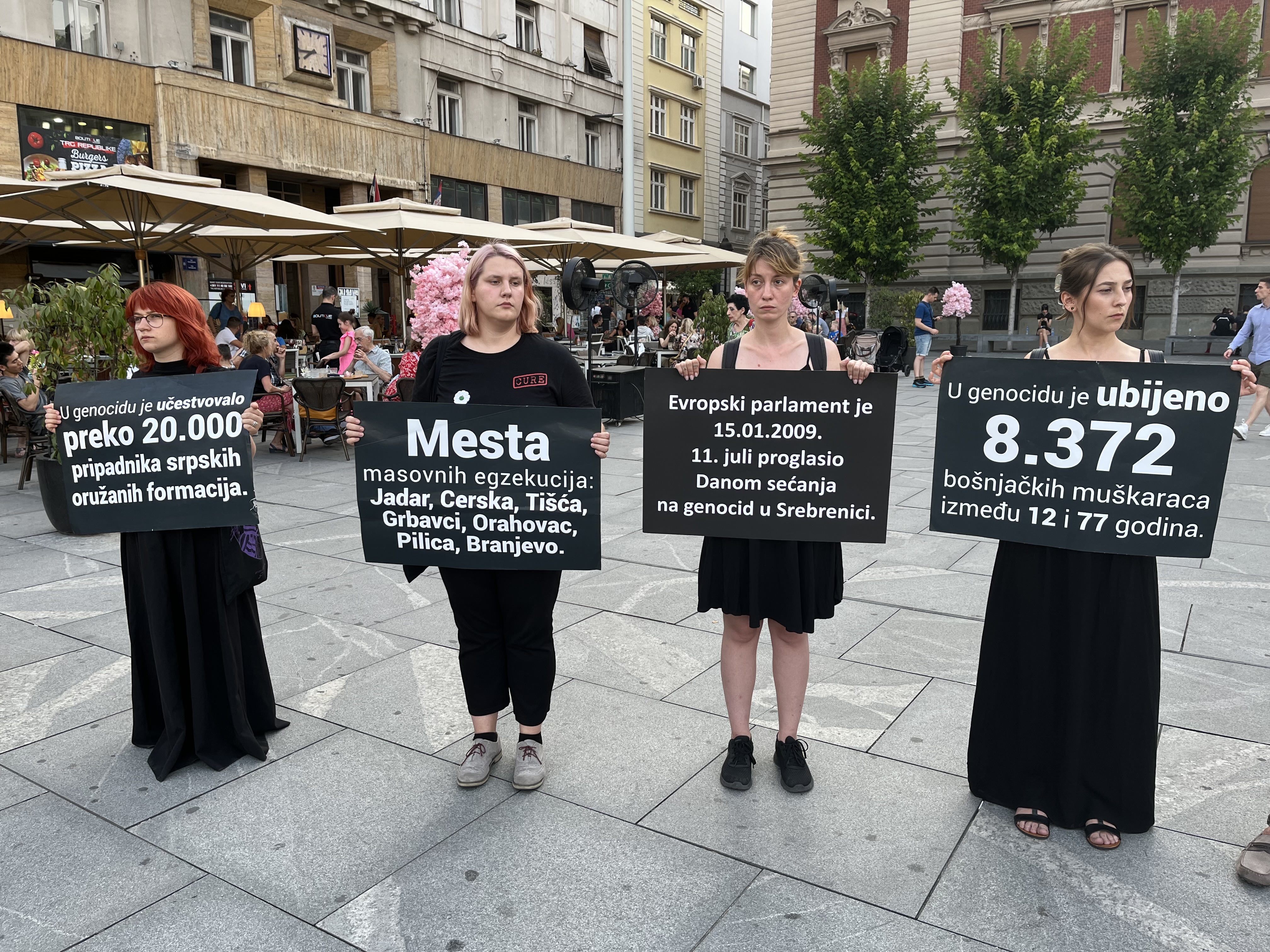 Beograd: "Žene u crnom" povodom godišnjice genocida u Srebrenici organizovale stajanje u crnini