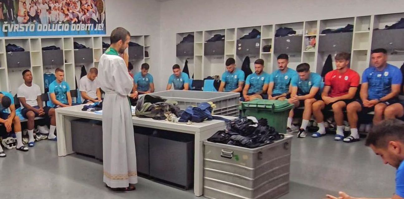 62595537-svecenik-ivan-dominik-ilicic-u-svlacionici-rijeke