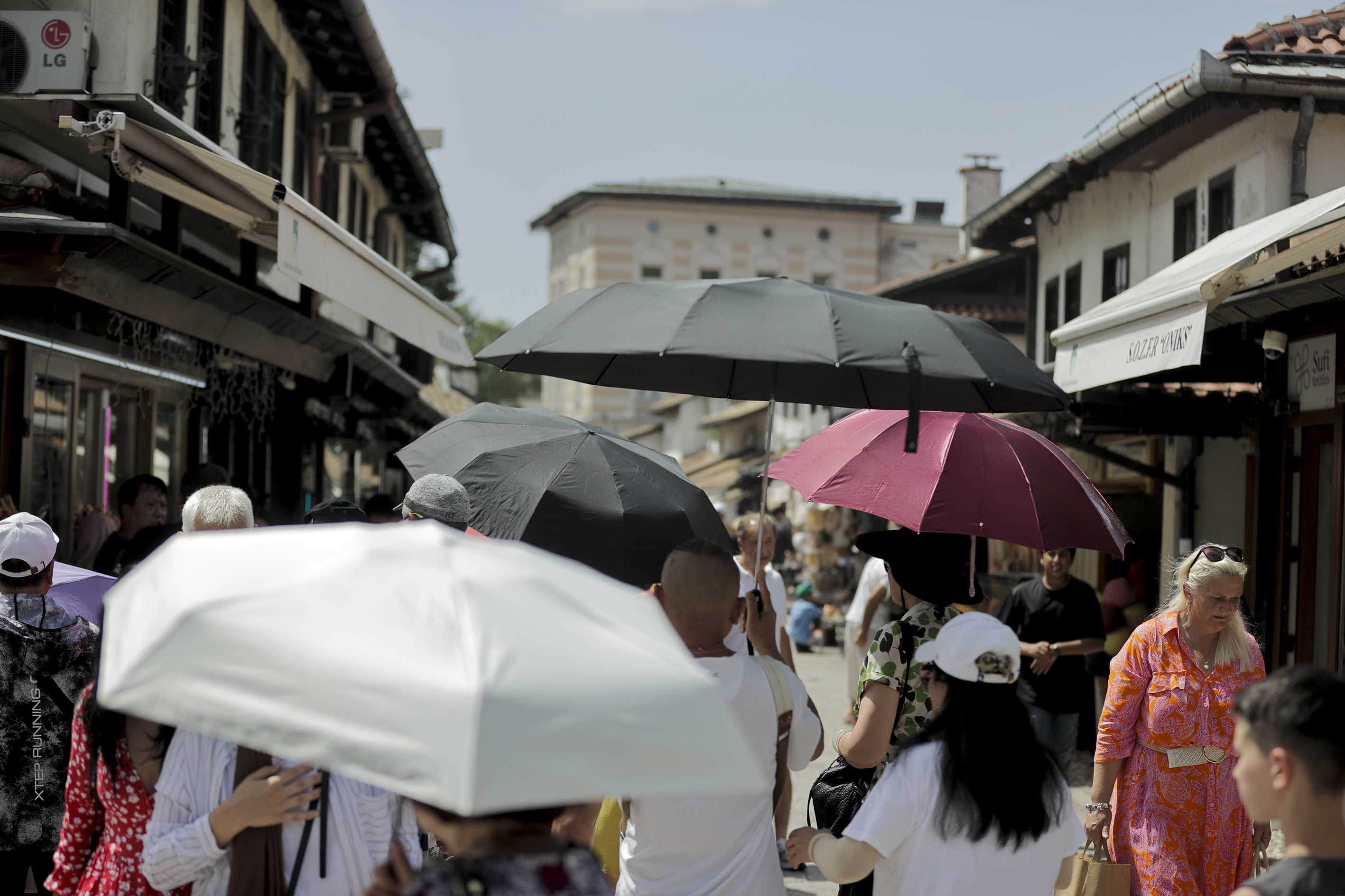 Toplotni talas u BiH: Spas od vrućina građani traže u hladu