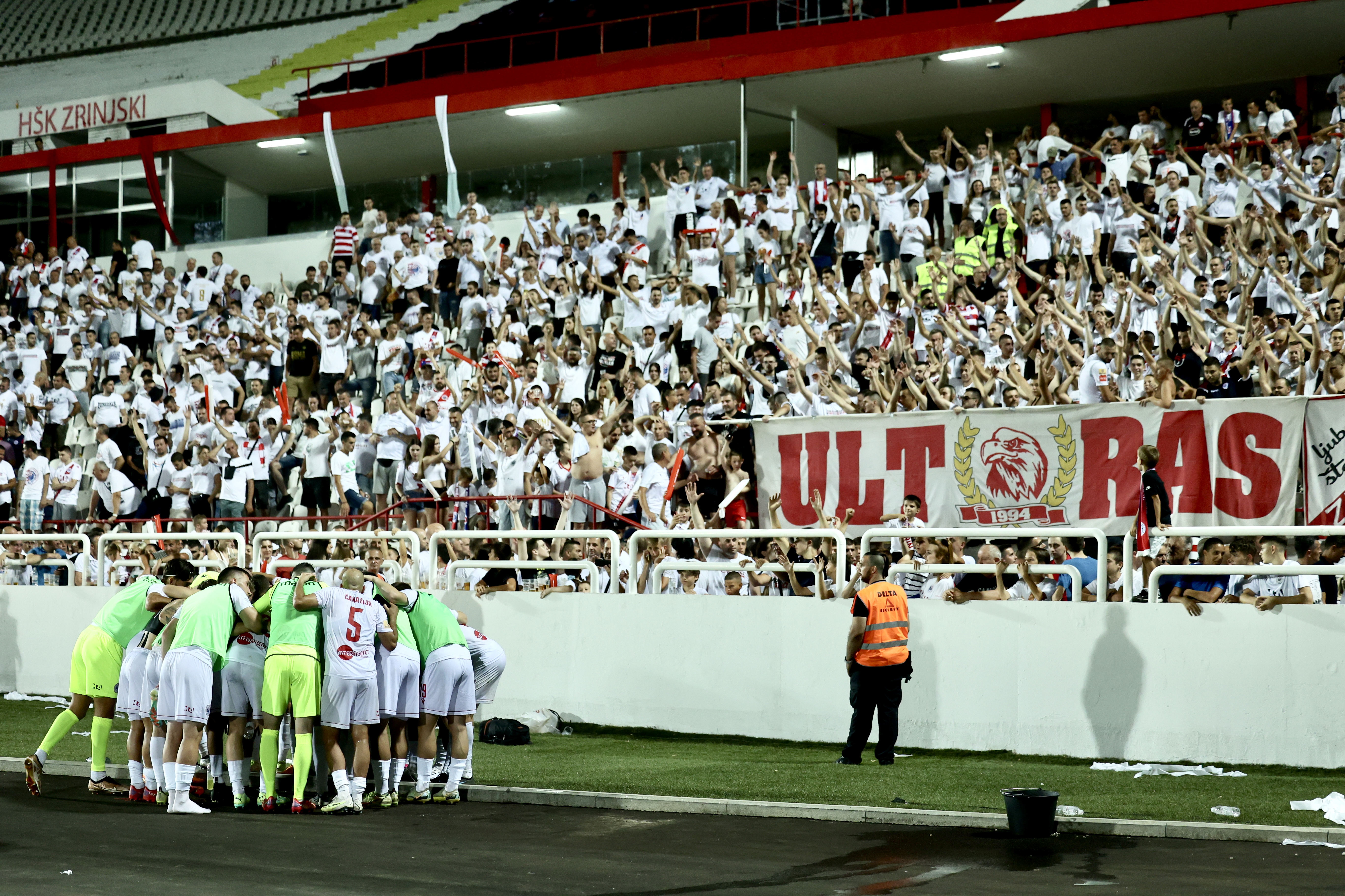 HŠK ZRINJSKI FUDBALERI I NAVIJAČI