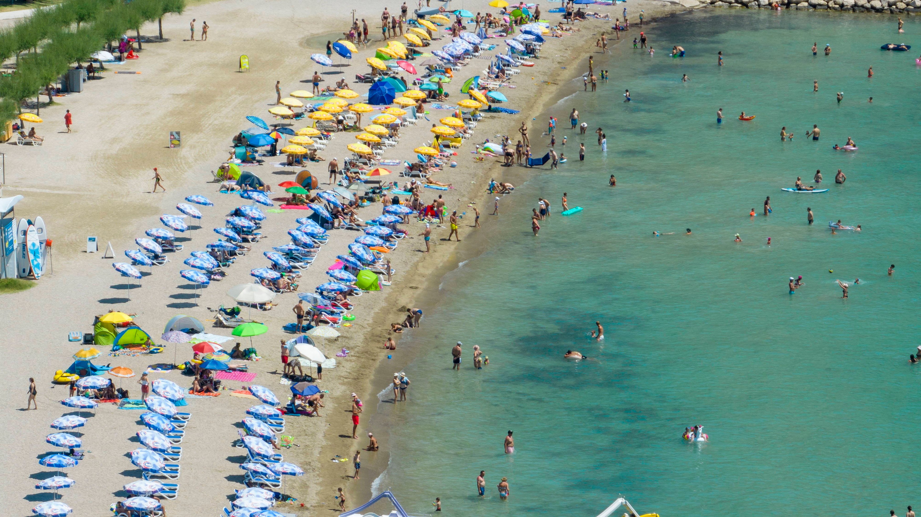 Omis, 160723. Omis residents and tourists sought refreshment in the sea on the large Omis beach. Photo: / CR