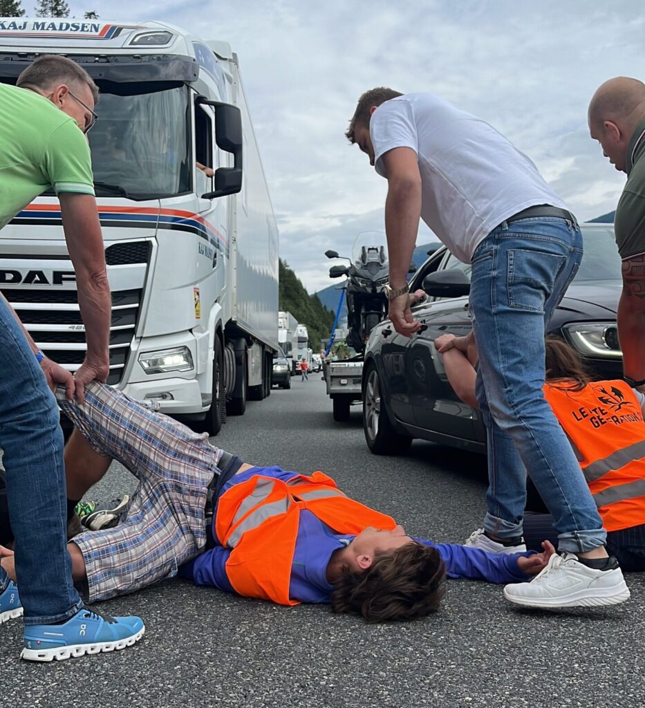 1690660763-Letzte-Generation-Osterreich-scaled-e1690660806483-933x1024