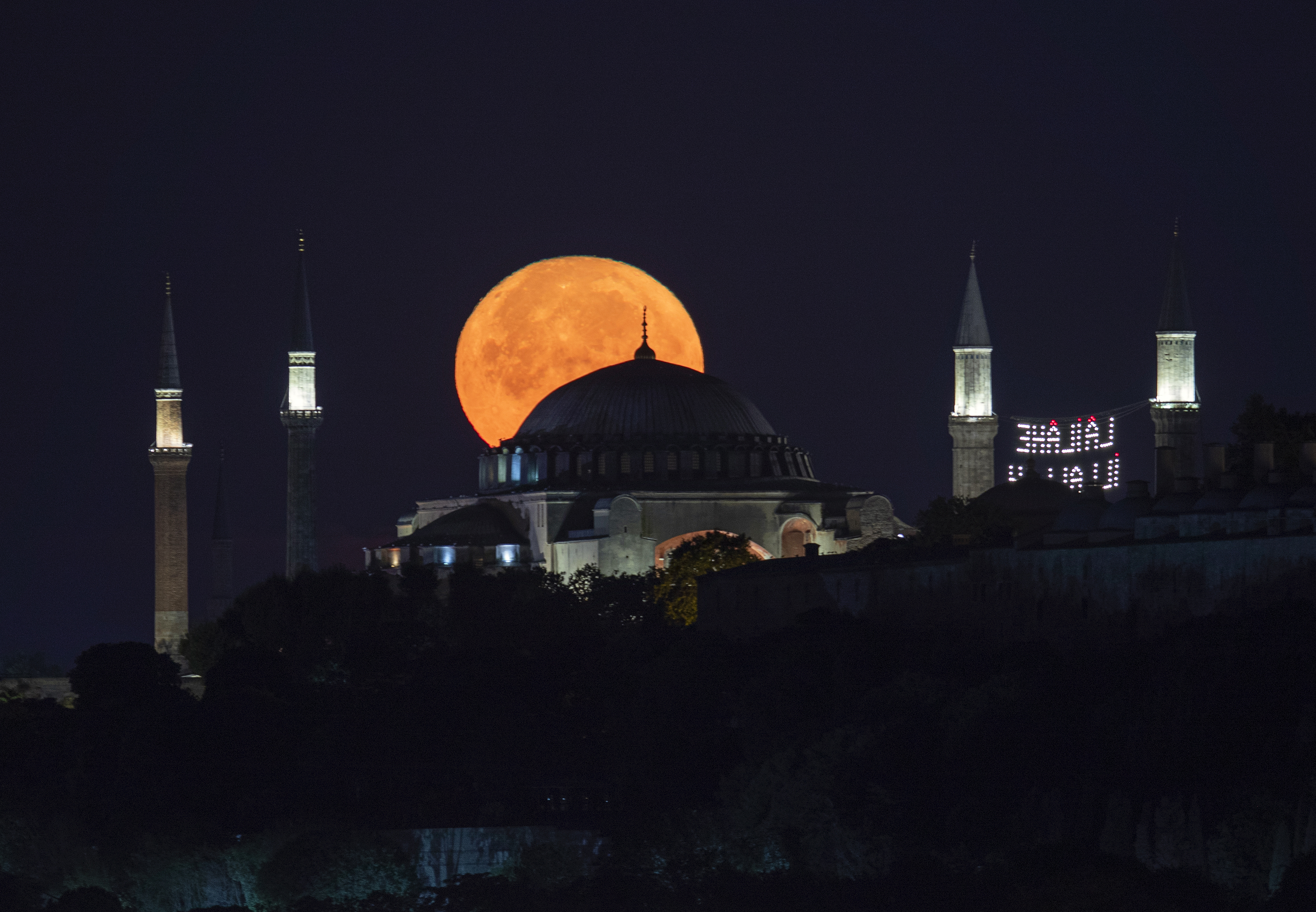 Pun Mjesec iznad Istanbula