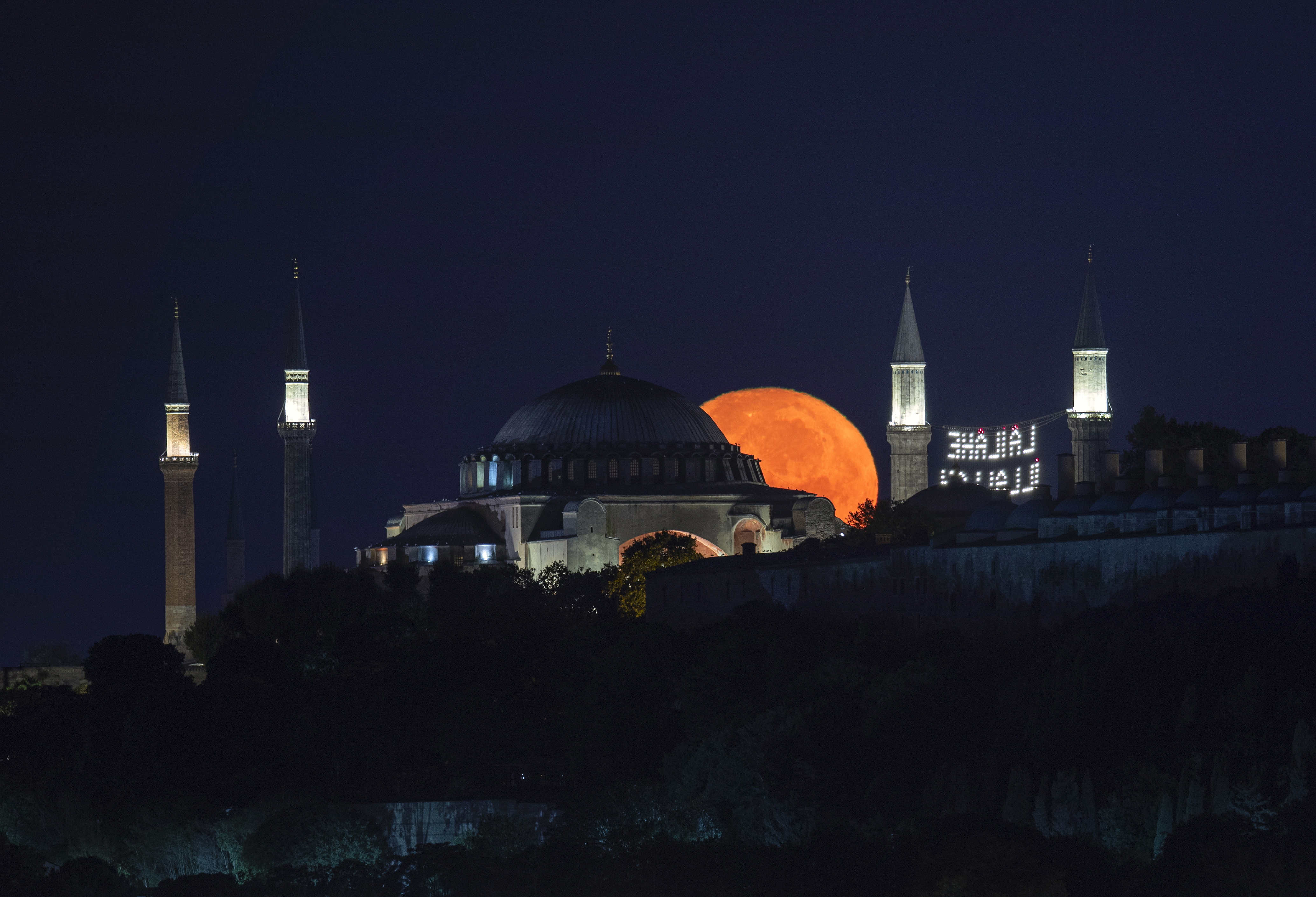 Pun Mjesec iznad Istanbula