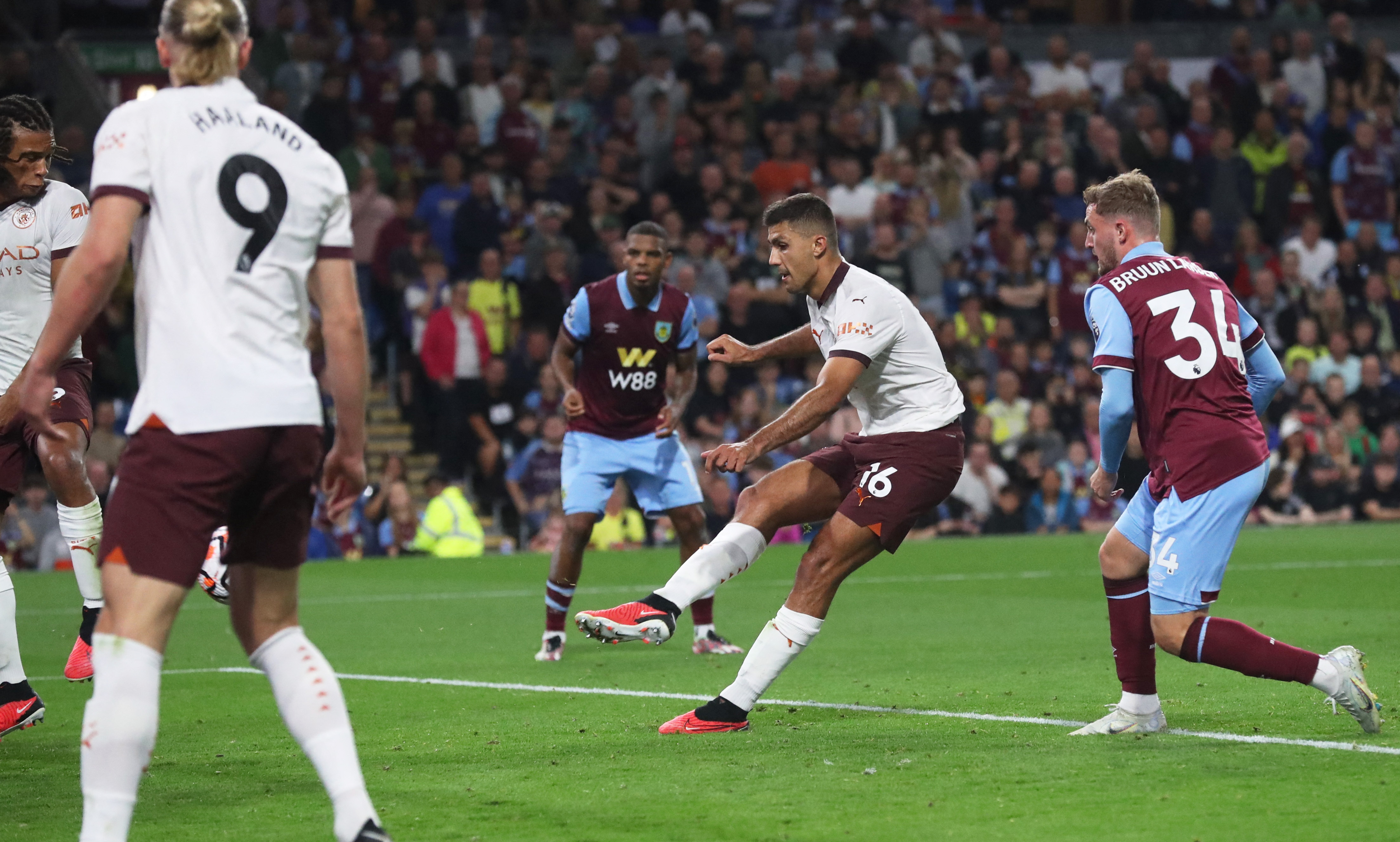 Premier League - Burnley v Manchester City