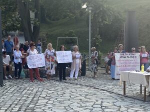 1692286554-gradacac-protesti-300x225.jpg