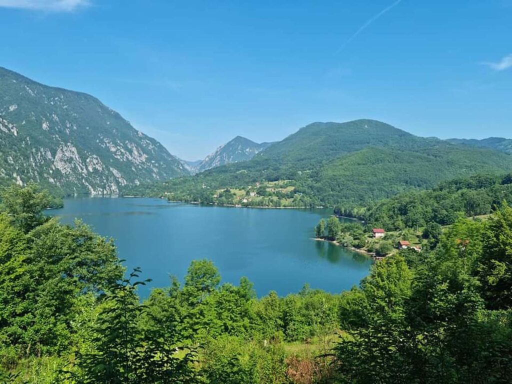 1692369175-Pogled-na-jezero-Perucac-i-selo-Klotjevac-1024x768.jpg