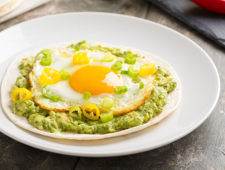 62611957-peceno-jaje-na-oko-na-posteljici-od-avokada-i-na-tortilji