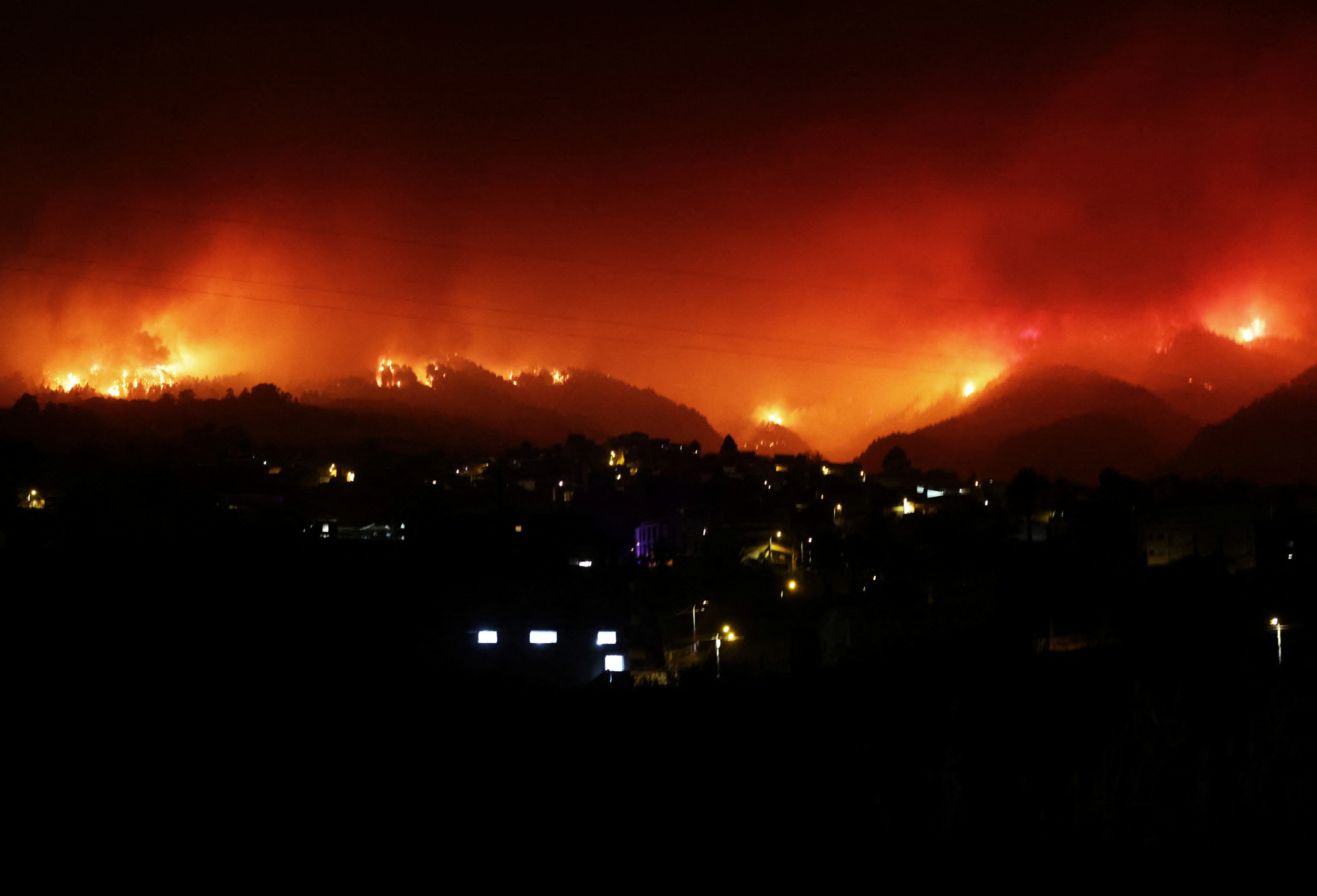 Wildfires light up night sky over Tenerife