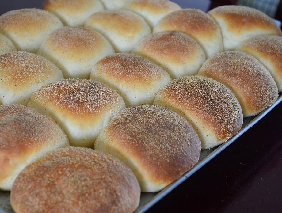 62143323-pandesal-pecivo-filipini