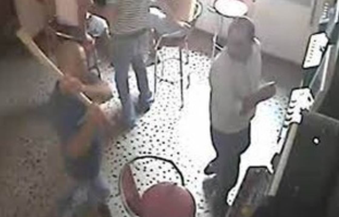 muskarac sa sjekirom