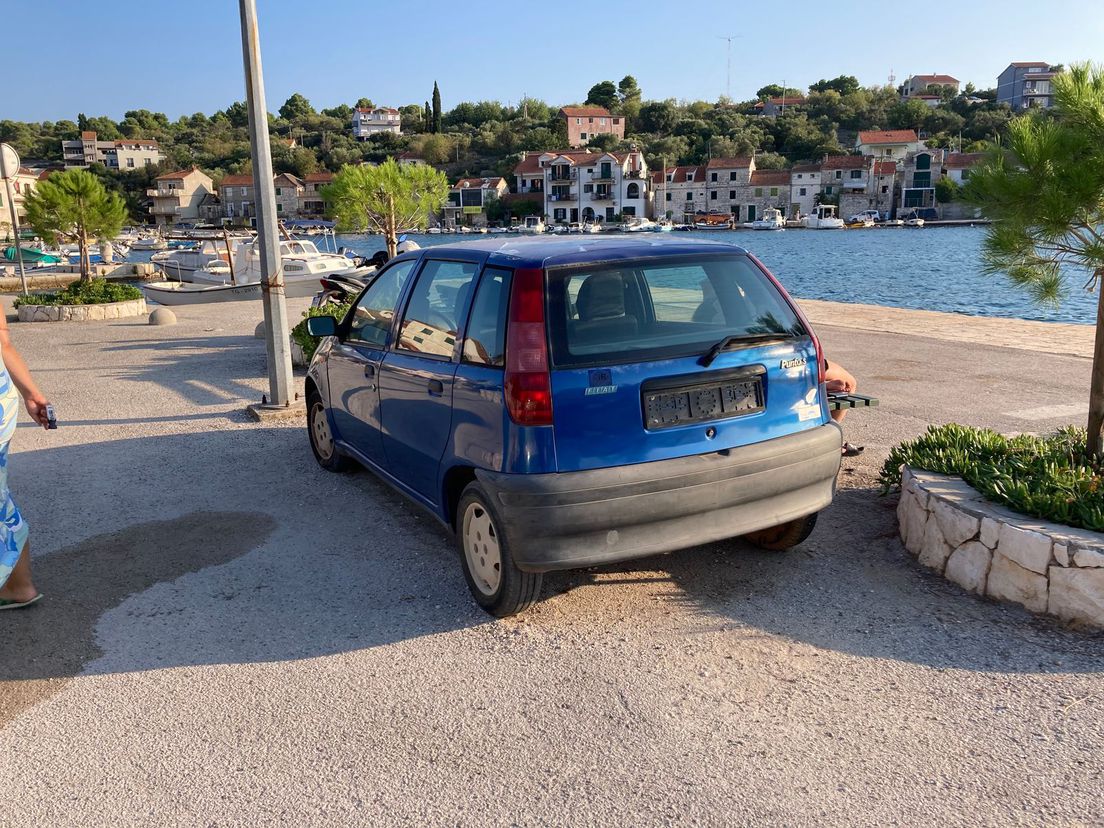 62616760-napusteni-auti-na-otoku-drvenik-veli