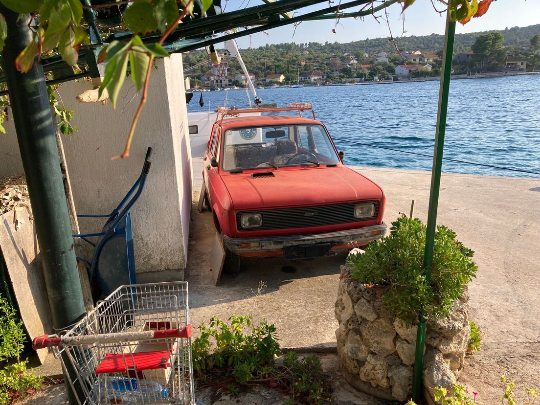 62616761-napusteni-auti-na-otoku-drvenik-veli