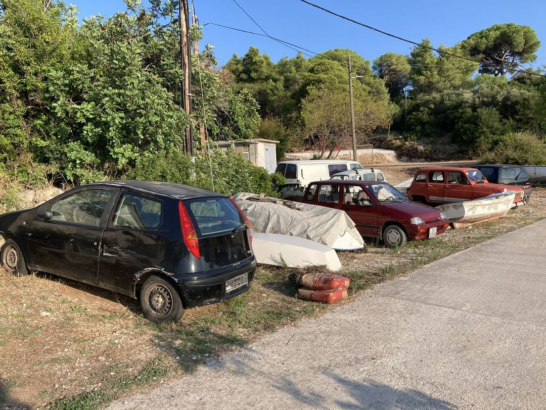 62616762-napusteni-auti-na-otoku-drvenik-veli