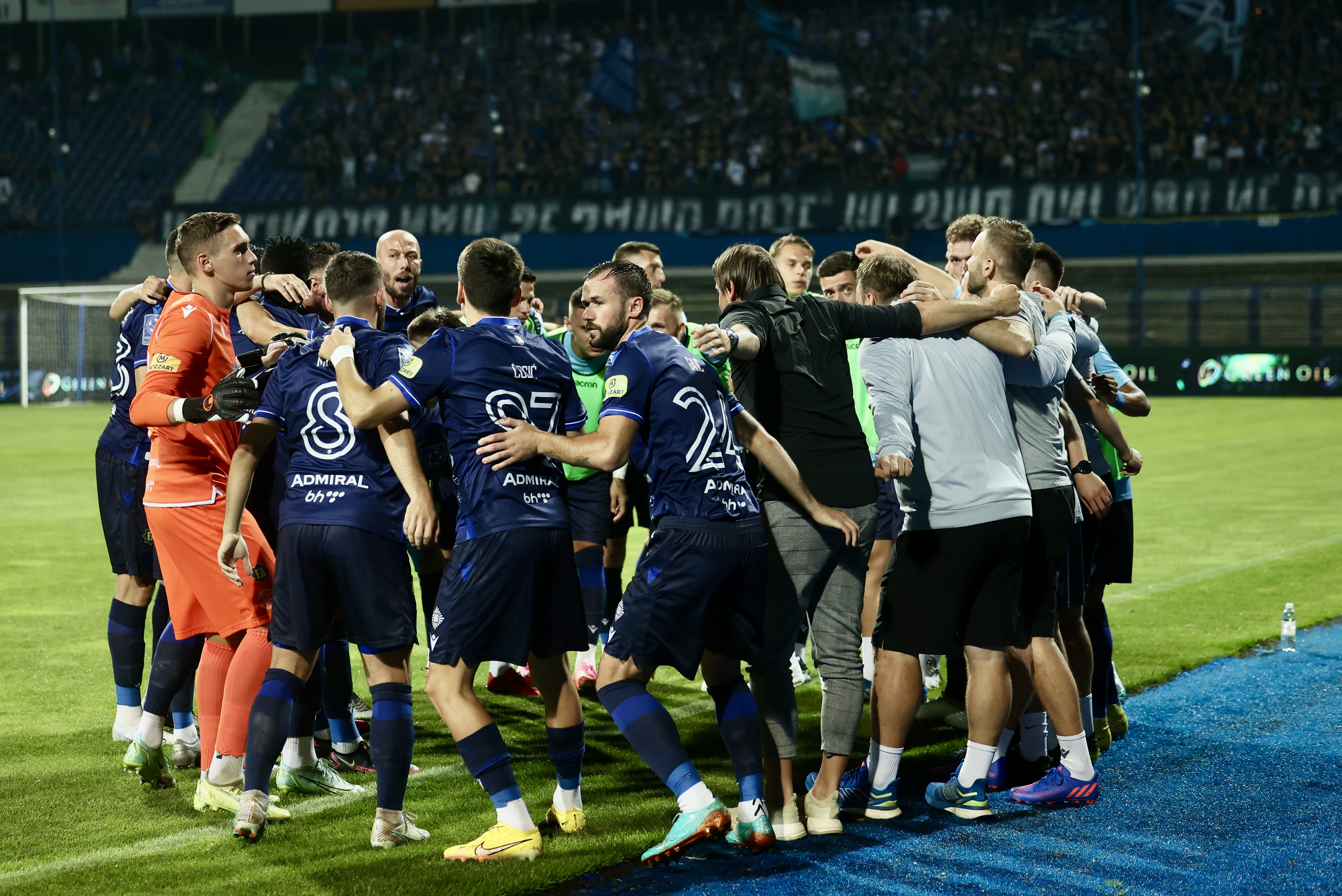 Zeljeznicar - Tuzla City salvlje sa klupom