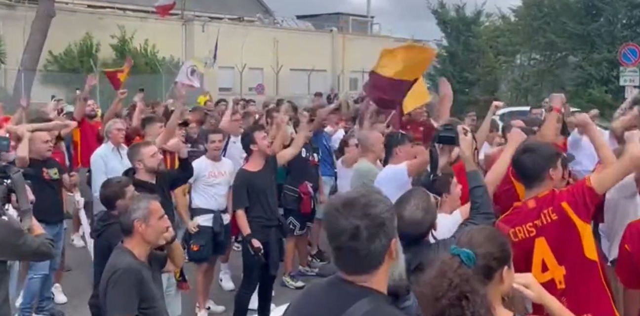 62618853-navijaci-rome-cekaju-lukakua