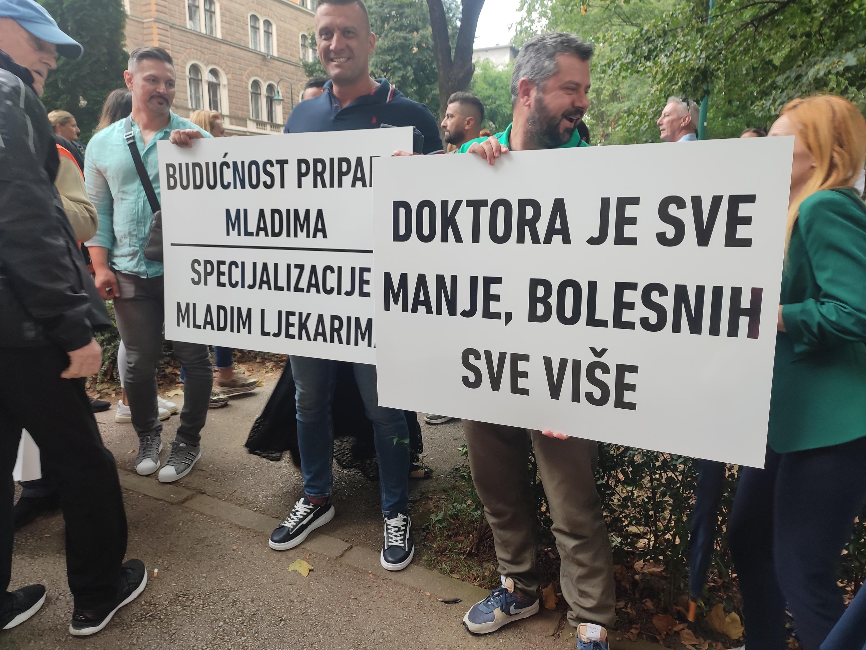 protesti zdrvastvenih radnika ks
