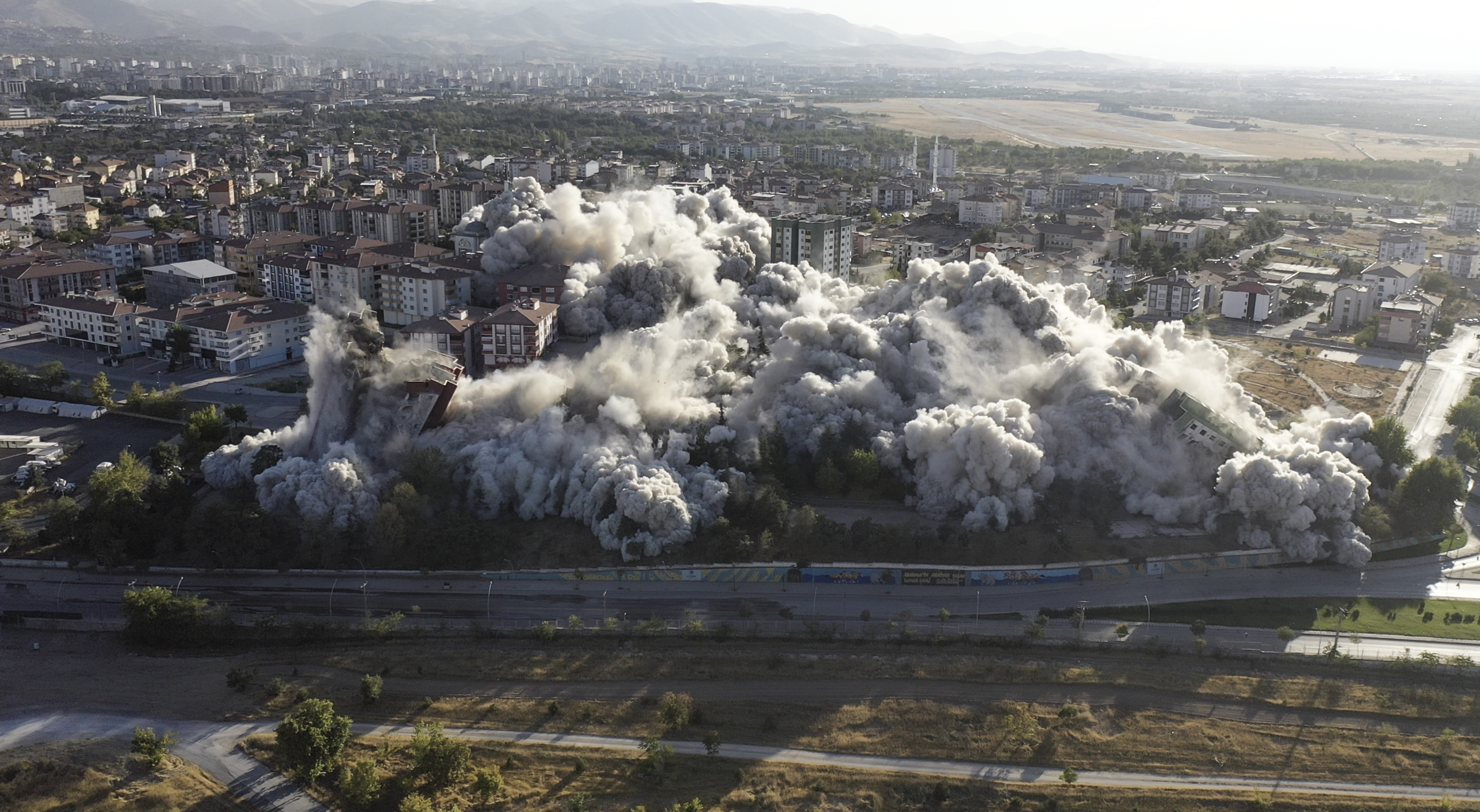 Turkiye: U Malatyji istovremeno srušeno devet zgrada oštećenih u zemljotresu