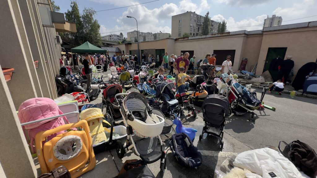 1694863219-AA-20230916-32163430-32163421-SARAJEVO_VELIKI_ODZIV_GRADANA_NA_HUMANITARNOM_BAZARU_POMOZIBA-1024x576.jpg
