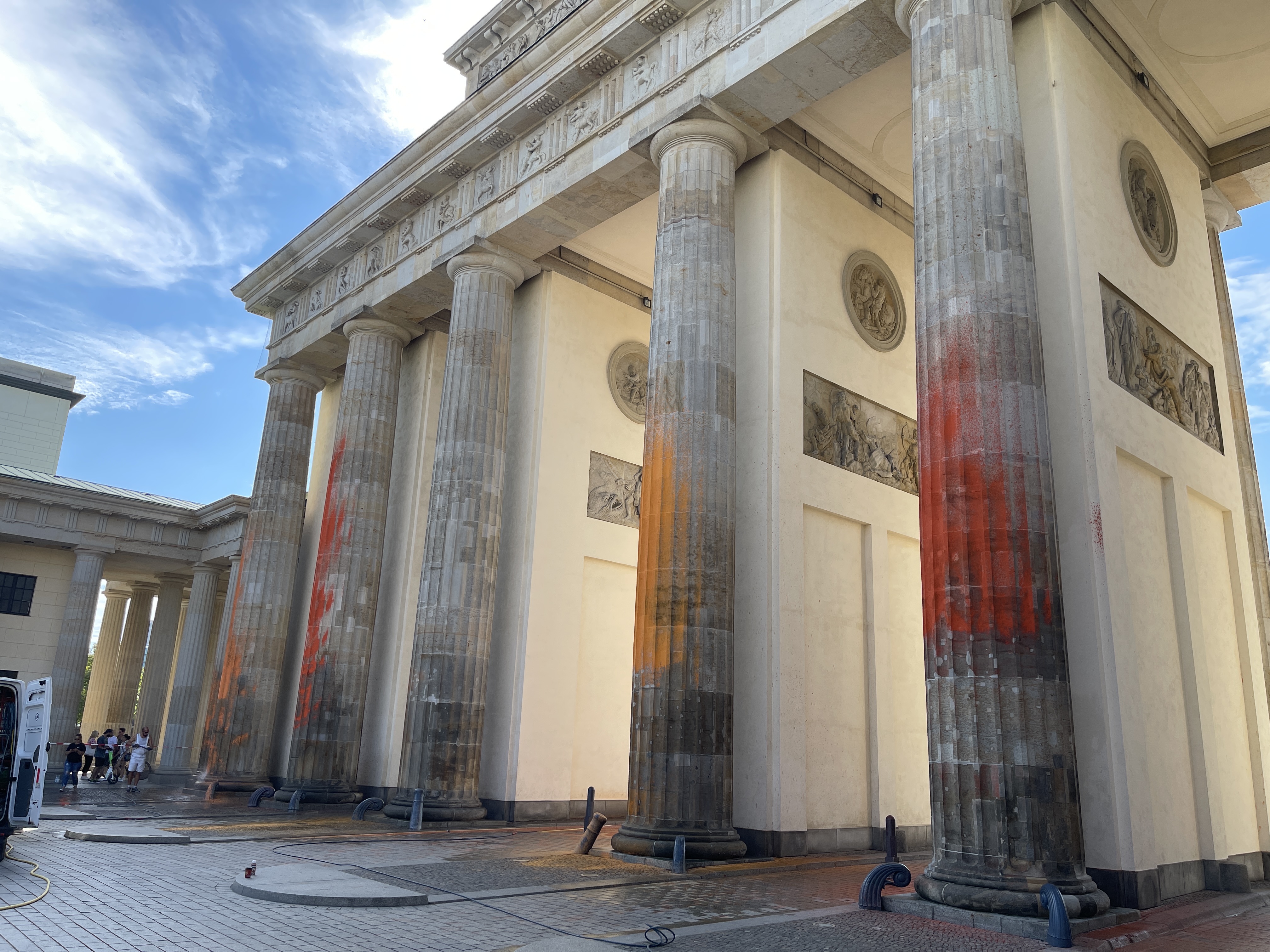 Berlin: Klimatski aktivisti prskaju Brandenburšku kapiju narandžastom bojom