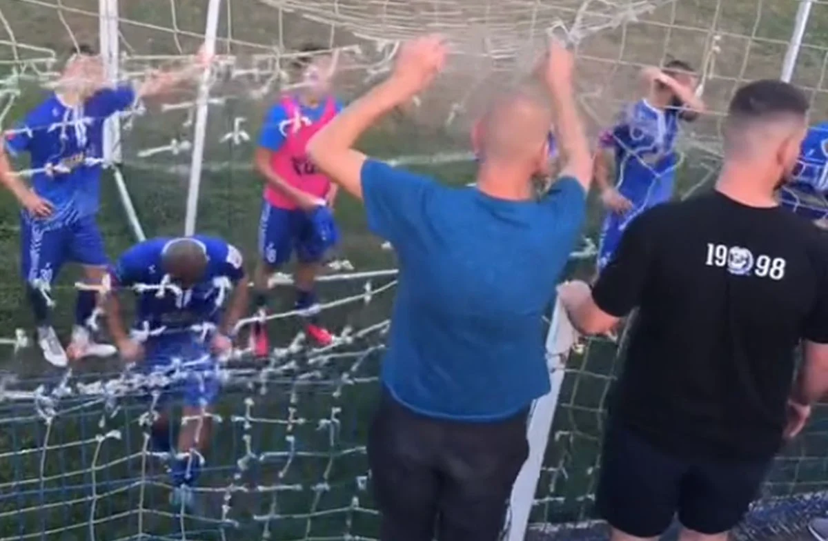 1695027385-ovako-je-izgledao-trenutak-kada-su-nogometasi-tosk-a-morali-prici-ogorcenim-navijacima