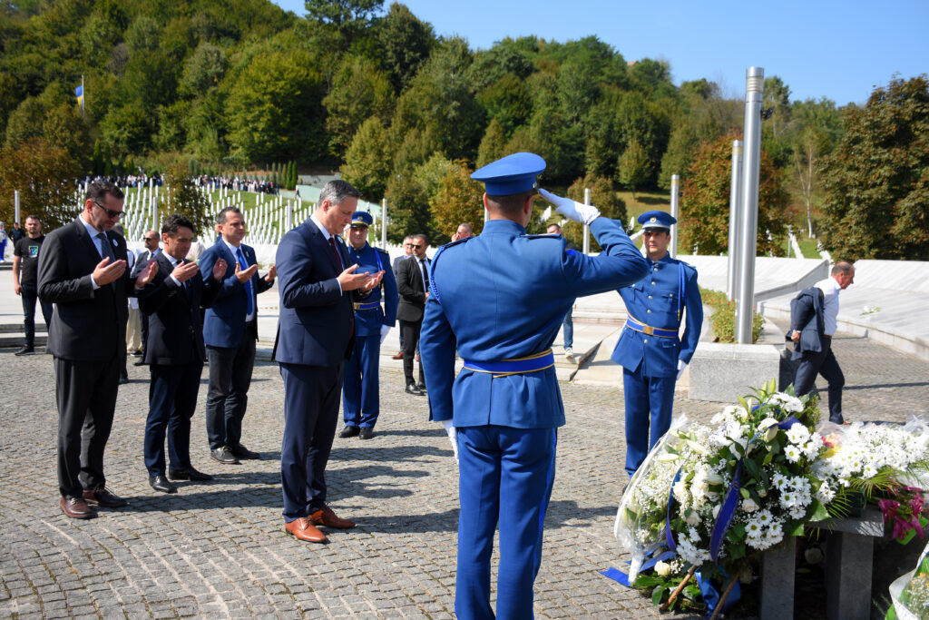 1695219196-AA-20230920-32200095-32200089-OBILJEZAVANJE_20_GODISNJICE_OTVARANJA_MEMORIJALNOG_CENTRA_SREBRENICAPOTOCARI-1024x683.jpg