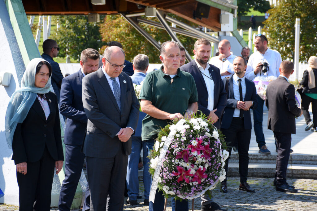 1695219211-AA-20230920-32200095-32200088-OBILJEZAVANJE_20_GODISNJICE_OTVARANJA_MEMORIJALNOG_CENTRA_SREBRENICAPOTOCARI-1024x683.jpg