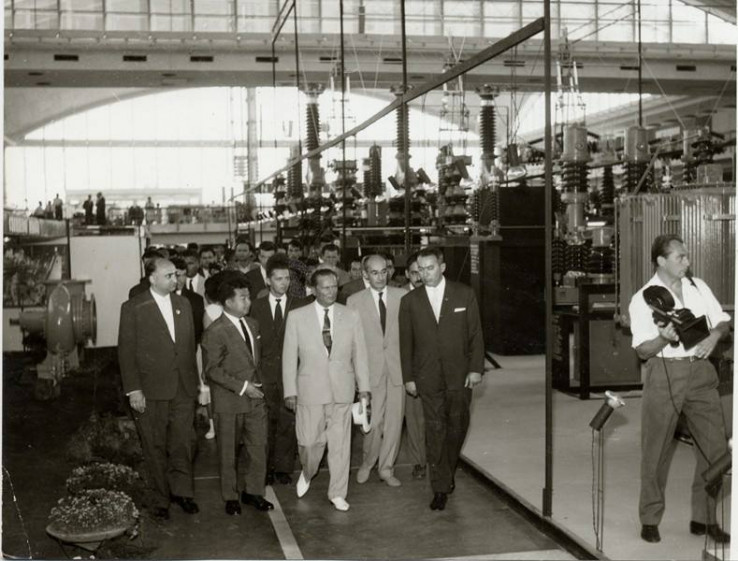 1695381910-Emerik_Blum_with_Yugoslav_president_Tito_and_a_foreign_delegation_visiting_Energoinvest.jpg