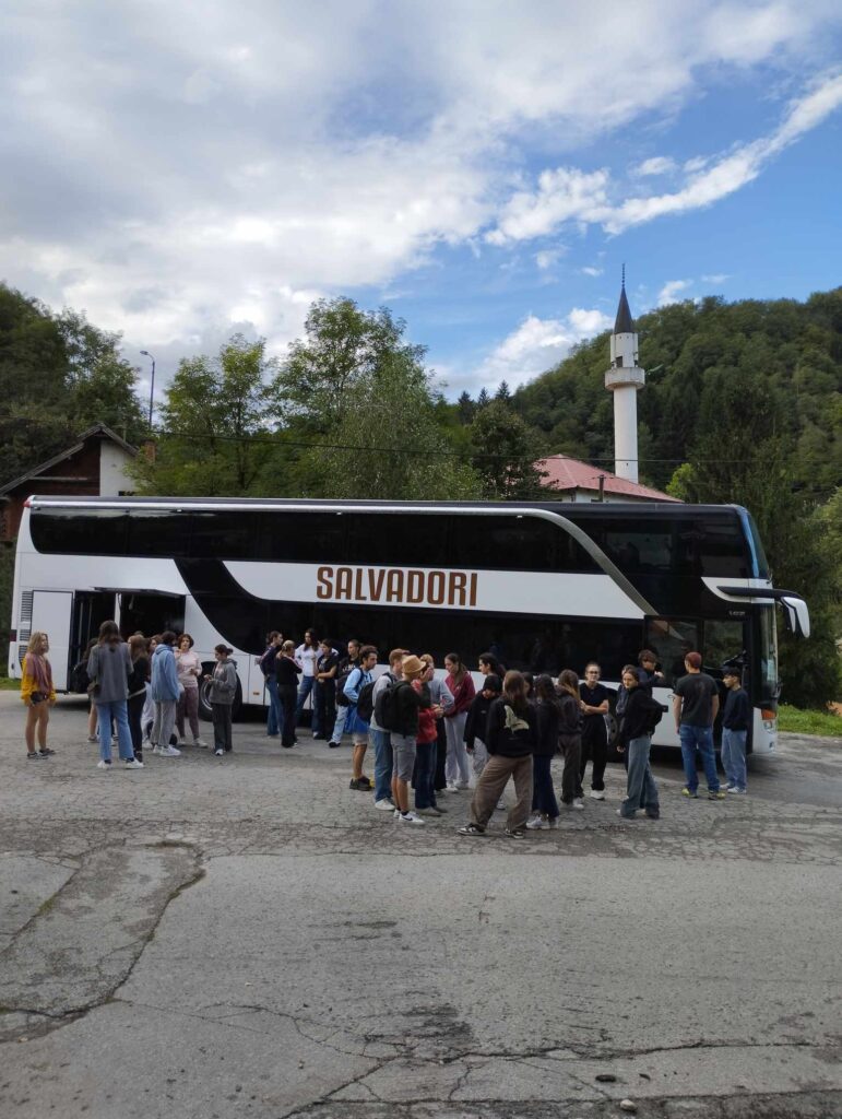1695558941-2-Italijani-po-dolasku-u-grad-Srebrenicu-771x1024.jpeg