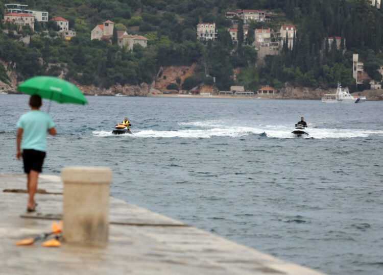 Dubrovnik: Dio kajakaša kod Lokruma spašen, potraga za još trojicom